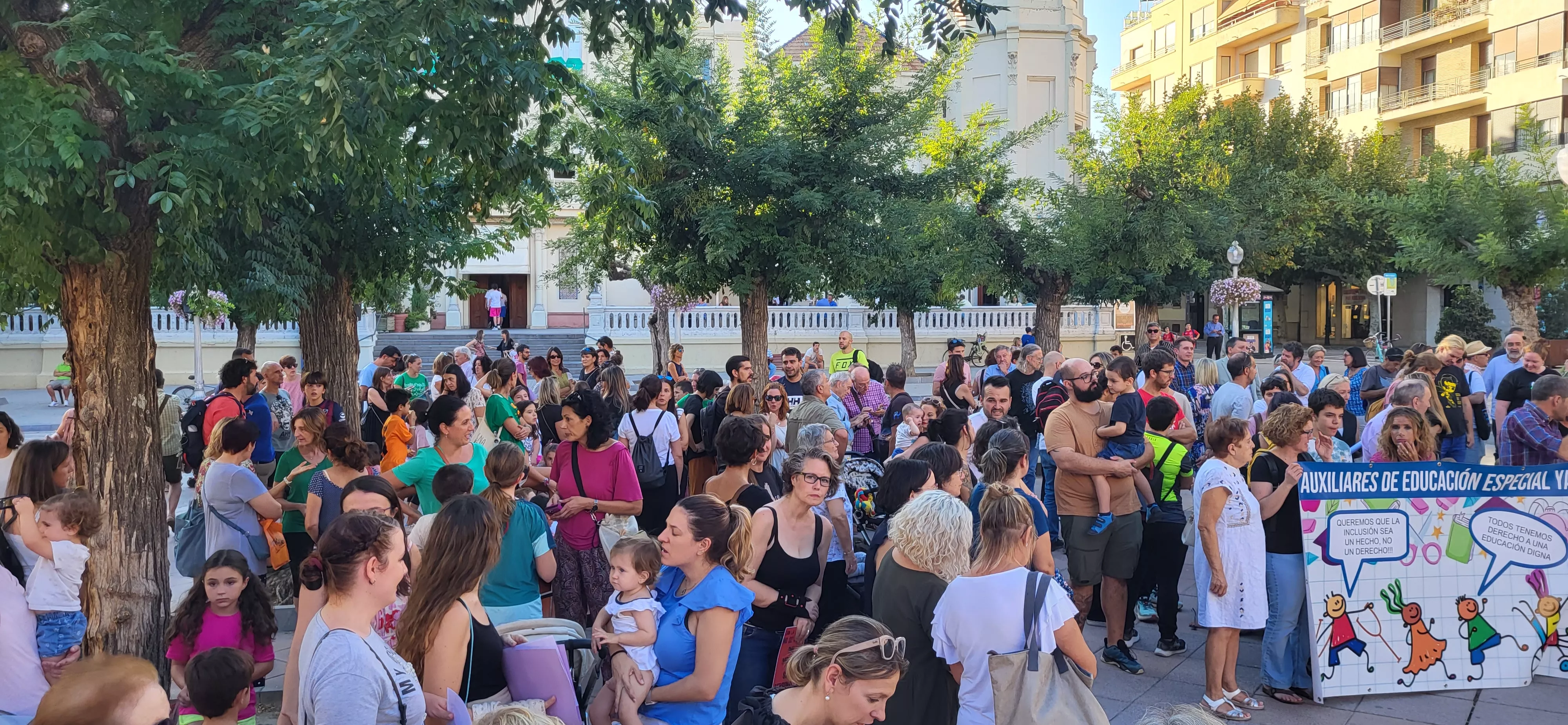 Concentración en Huesca para reclamar auxiliares de educación especial. Foto: Mercedes Manterola
