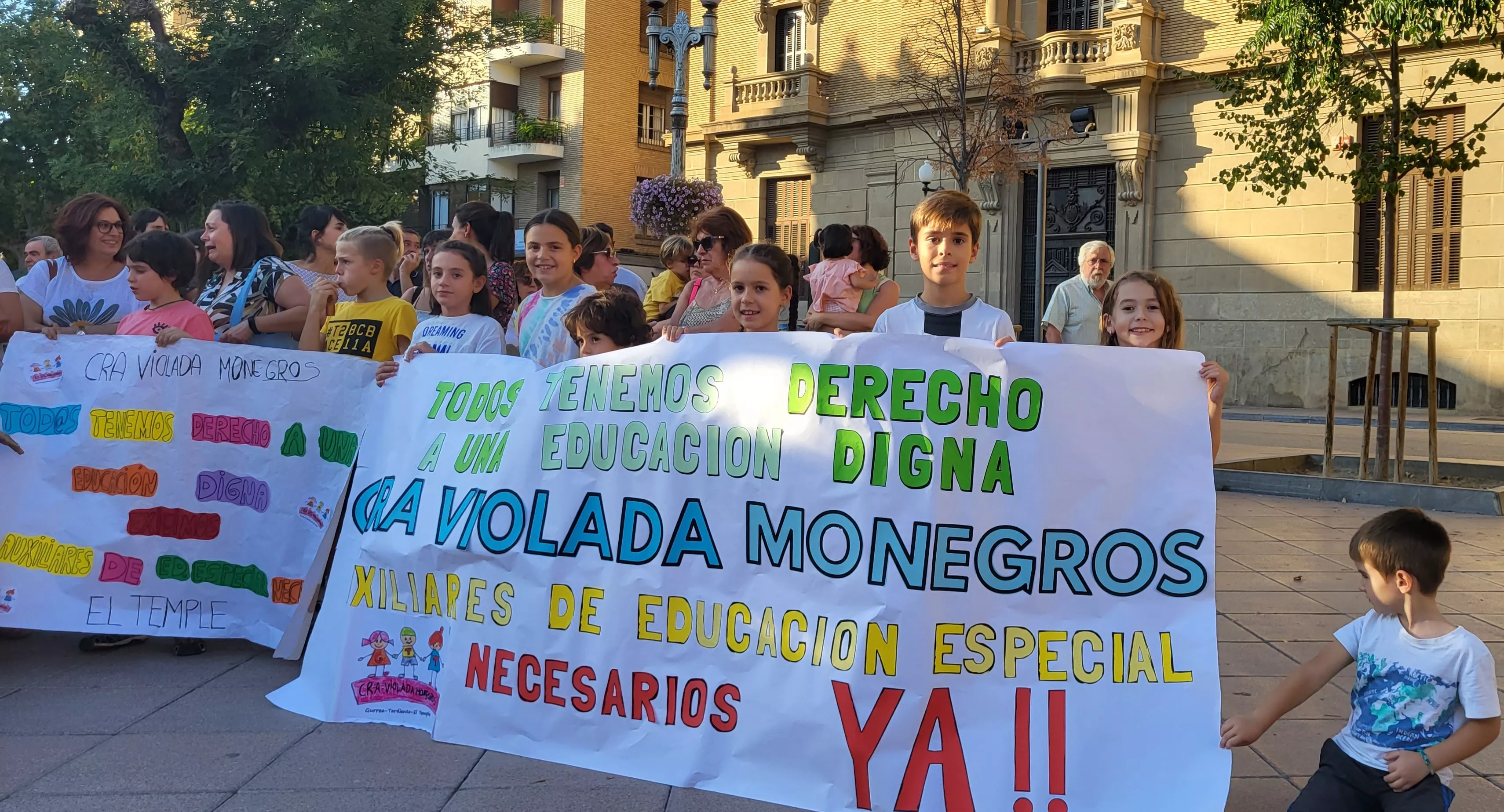 Concentración en Huesca para reclamar auxiliares de educación especial. Foto: Mercedes Manterola