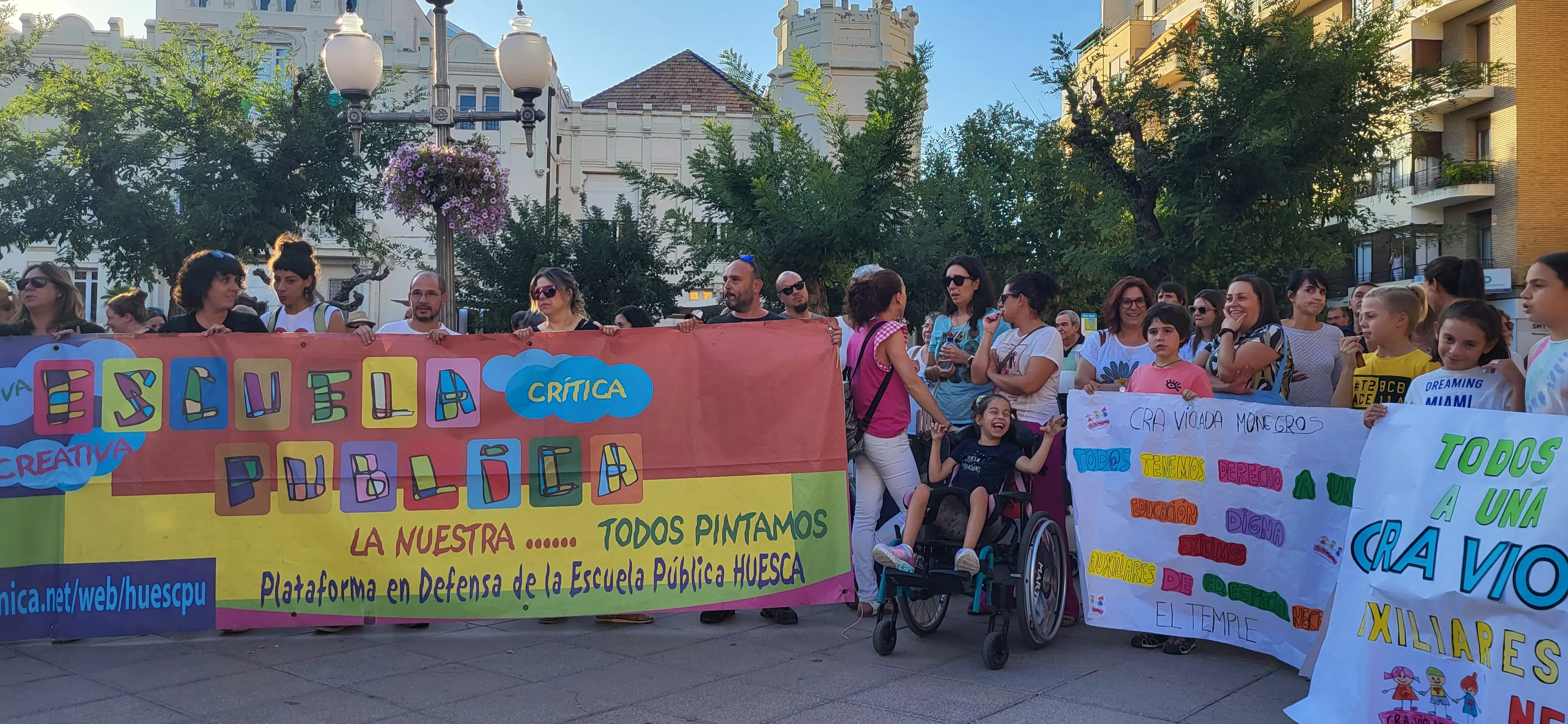 Concentración en Huesca para reclamar auxiliares de educación especial. Foto: Mercedes Manterola