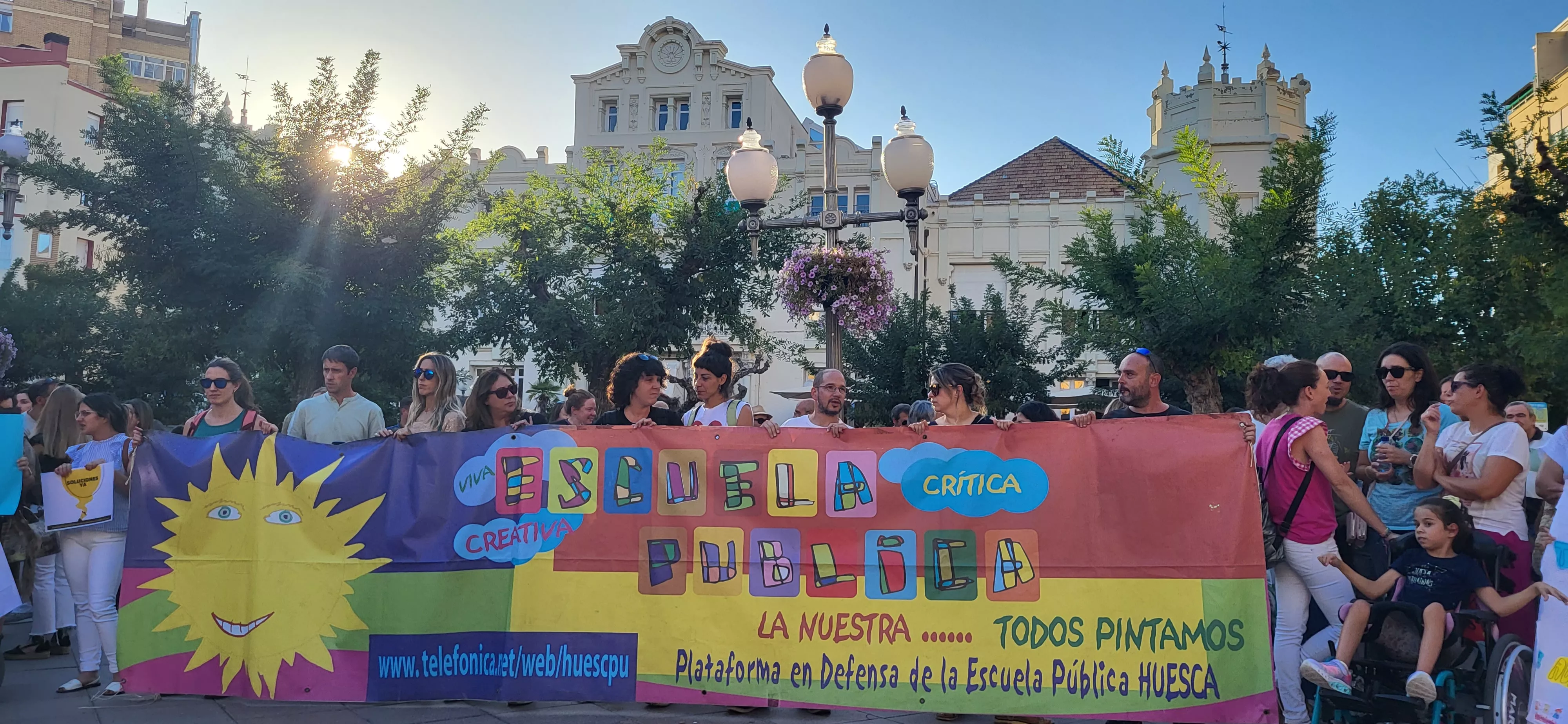Concentración en Huesca para reclamar auxiliares de educación especial. Foto: Mercedes Manterola