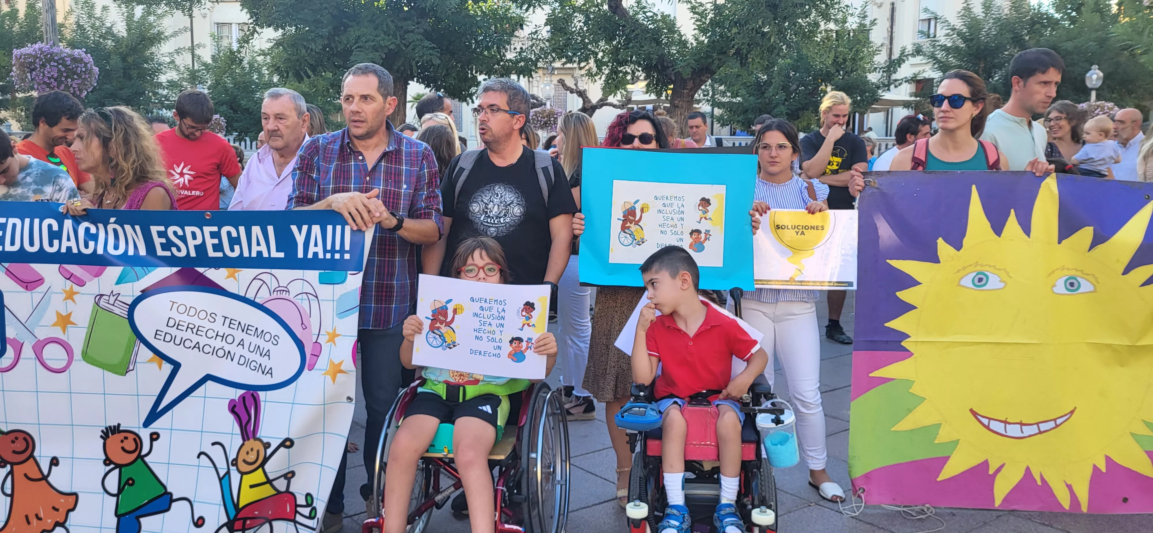 Concentración en Huesca para reclamar auxiliares de educación especial. Foto: Mercedes Manterola