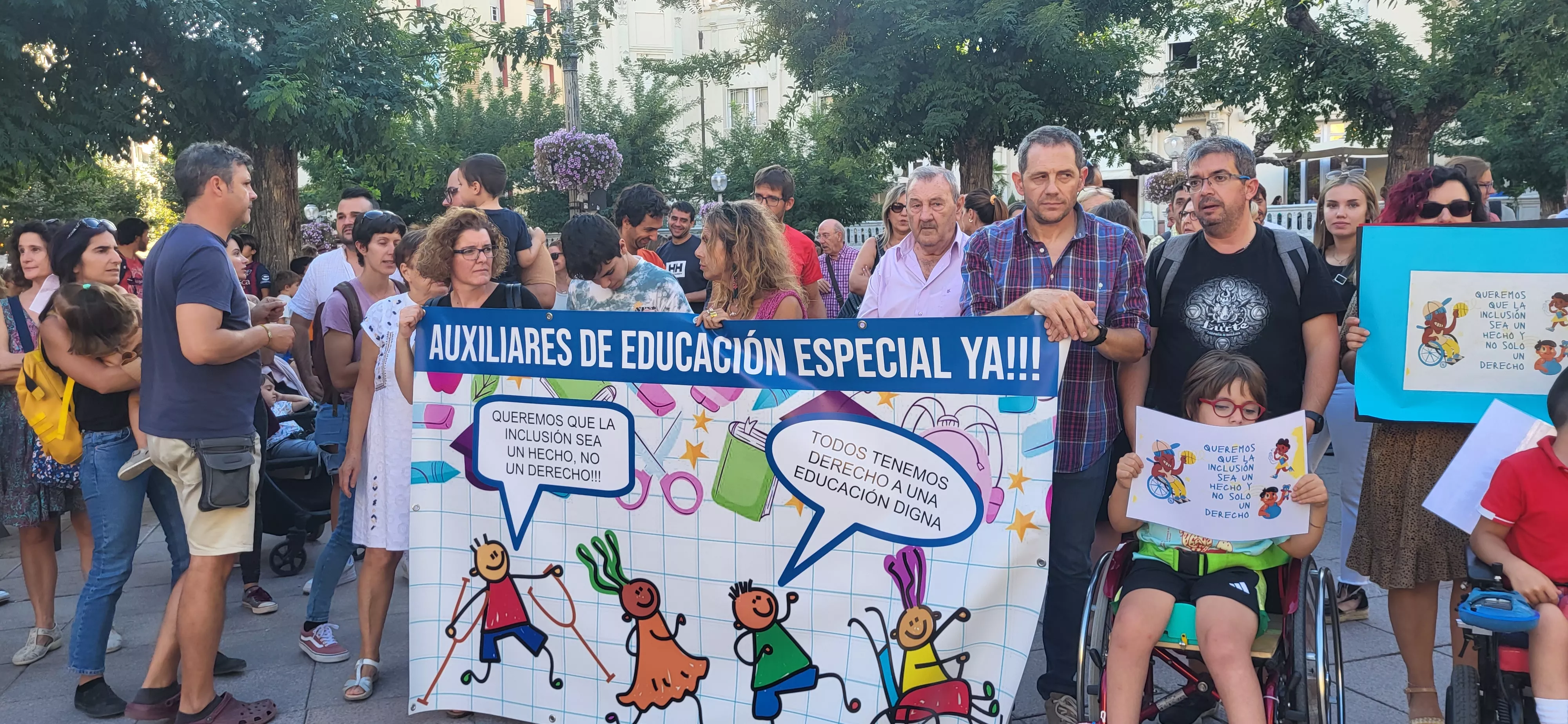 Concentración en Huesca para reclamar auxiliares de educación especial. Foto: Mercedes Manterola