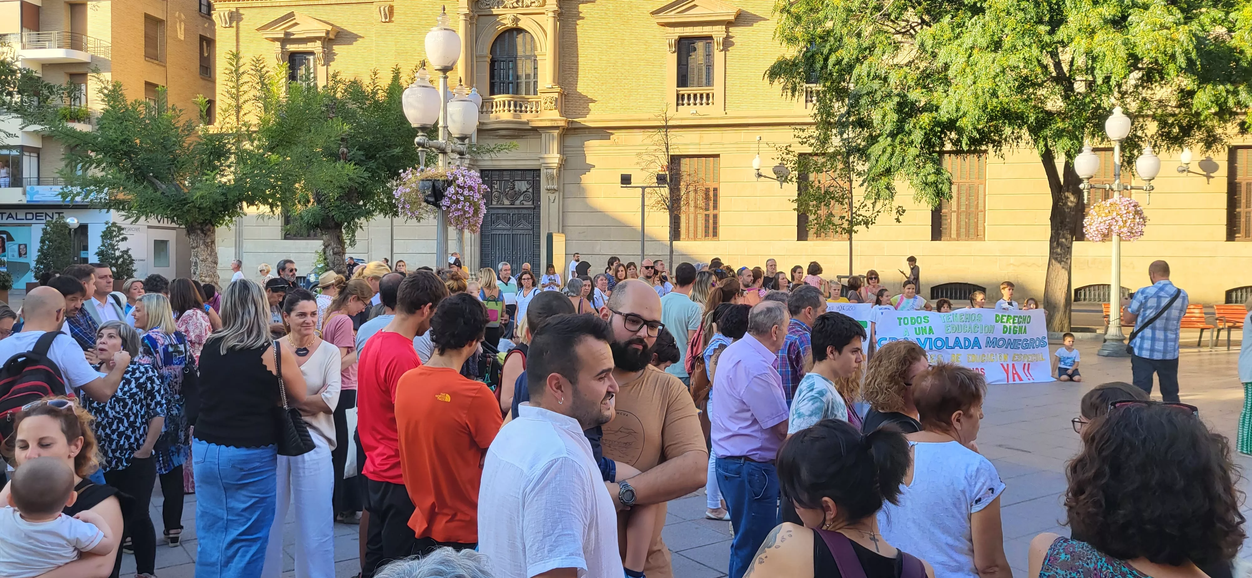 Concentración en Huesca para reclamar auxiliares de educación especial. Foto: Mercedes Manterola