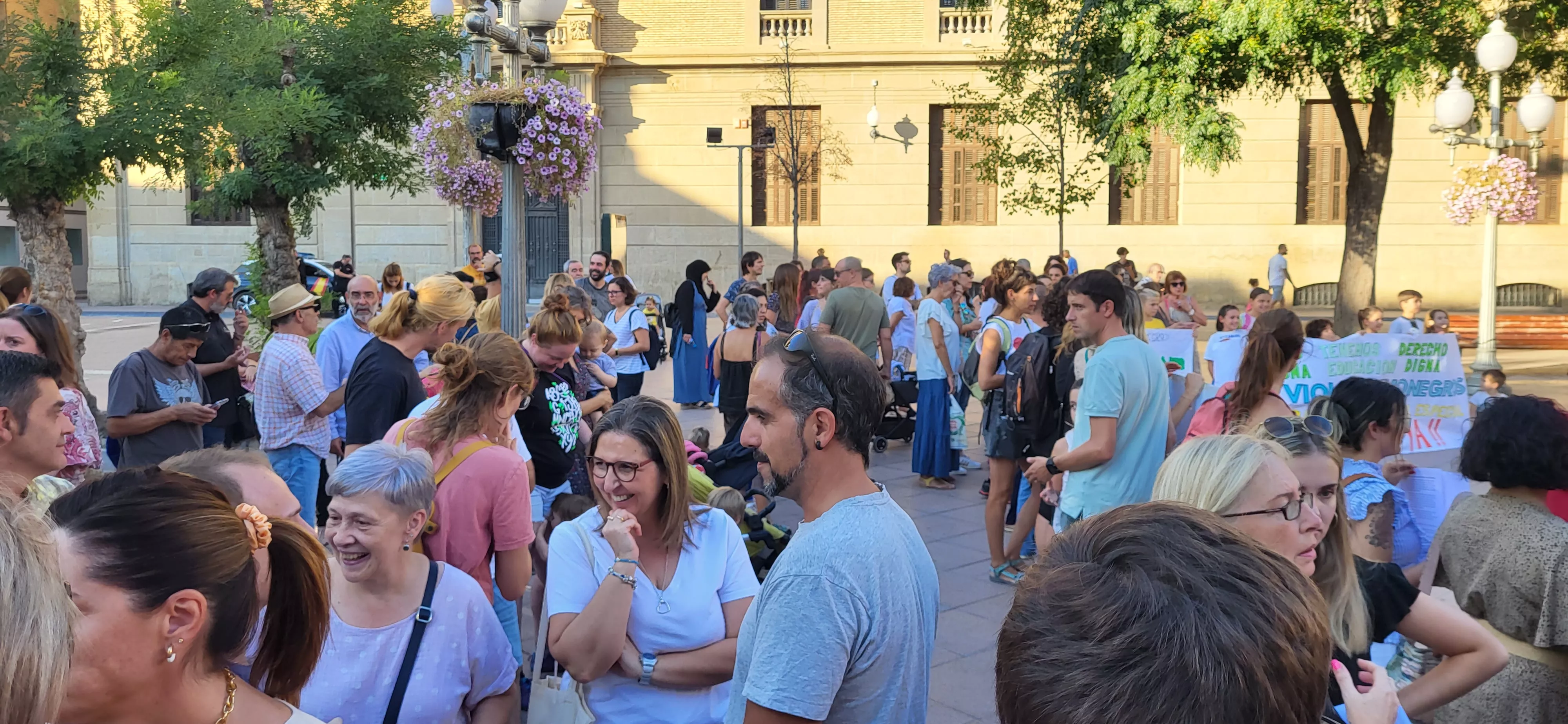 Concentración en Huesca para reclamar auxiliares de educación especial. Foto: Mercedes Manterola