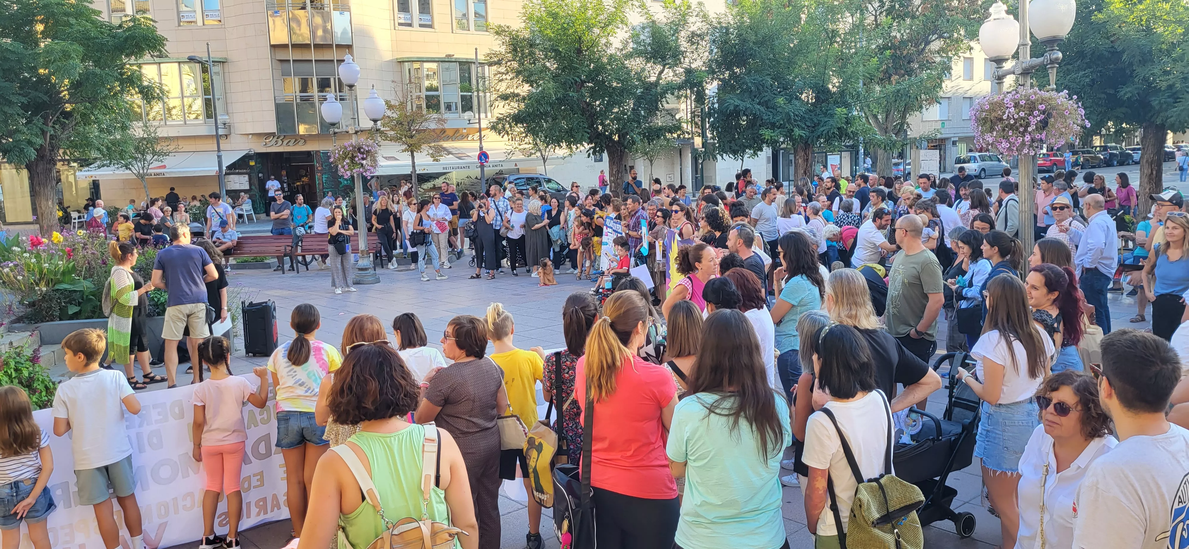 Concentración en Huesca para reclamar auxiliares de educación especial. Foto: Mercedes Manterola
