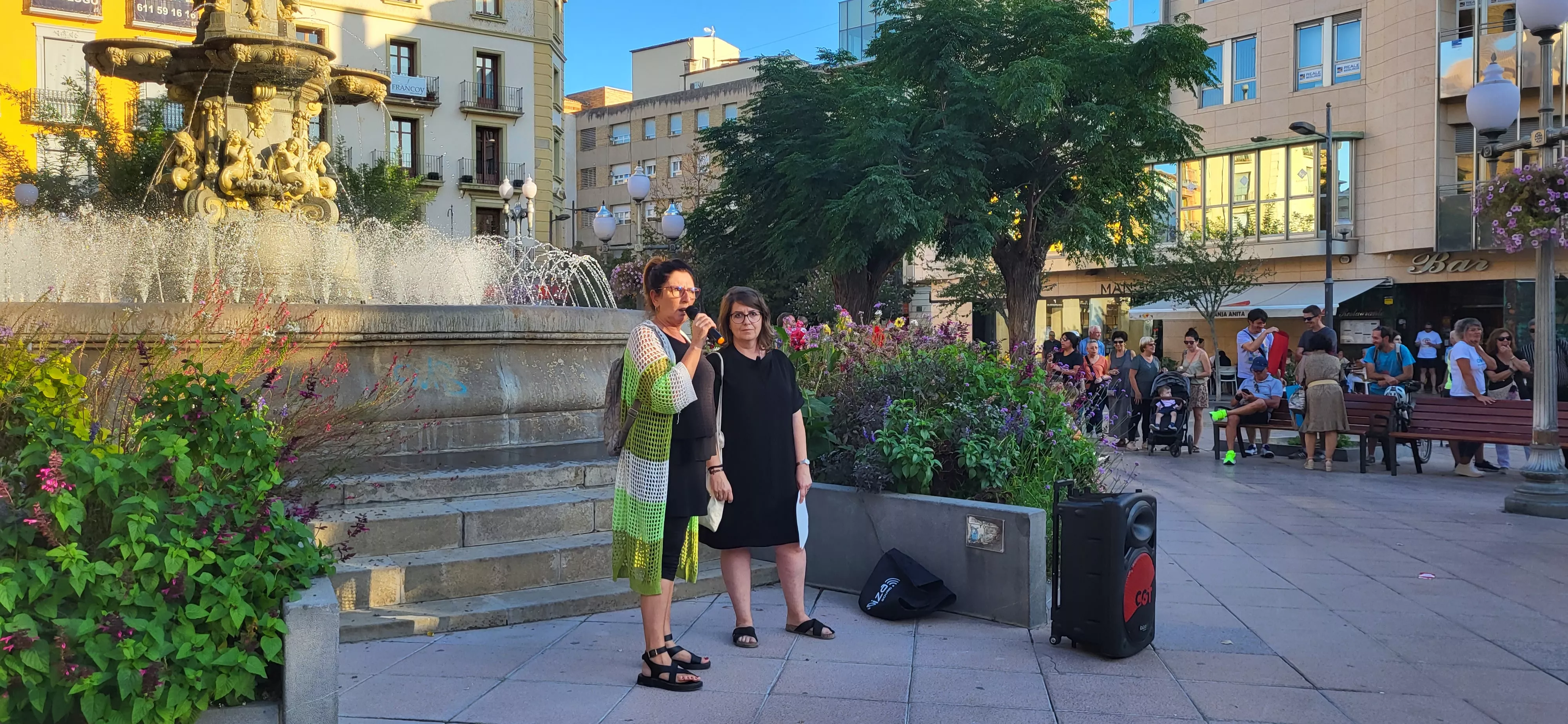 Concentración en Huesca para reclamar auxiliares de educación especial. Foto: Mercedes Manterola