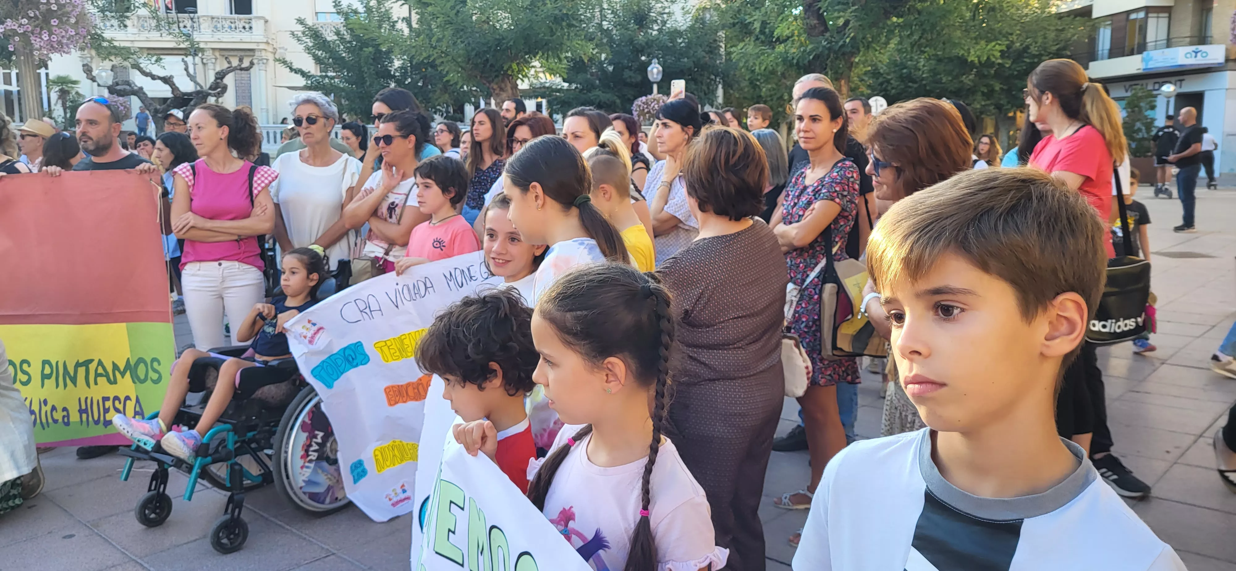 Concentración en Huesca para reclamar auxiliares de educación especial. Foto: Mercedes Manterola
