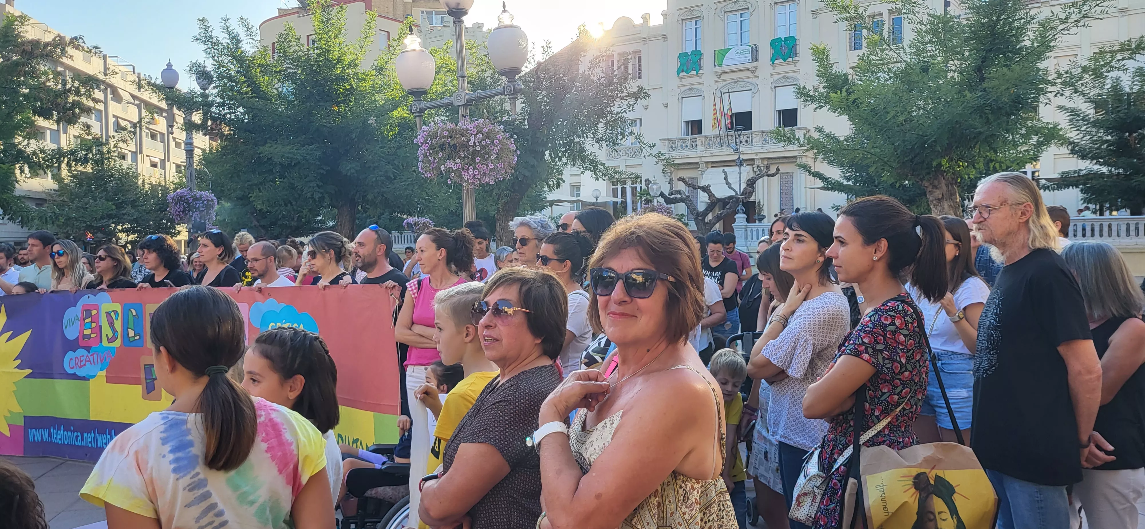 Concentración en Huesca para reclamar auxiliares de educación especial. Foto: Mercedes Manterola