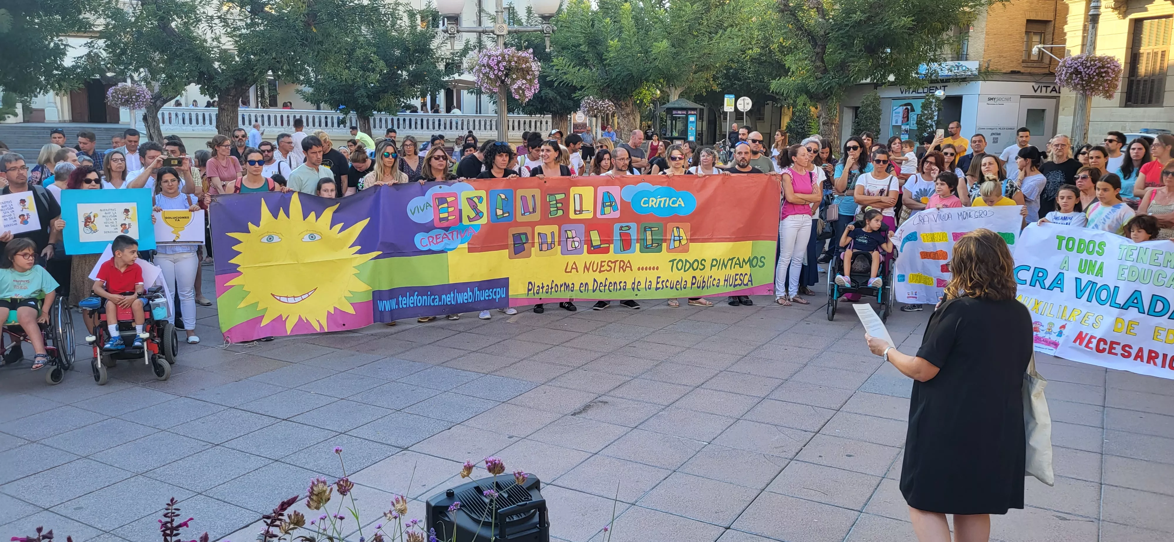 Concentración en Huesca para reclamar auxiliares de educación especial. Foto: Mercedes Manterola