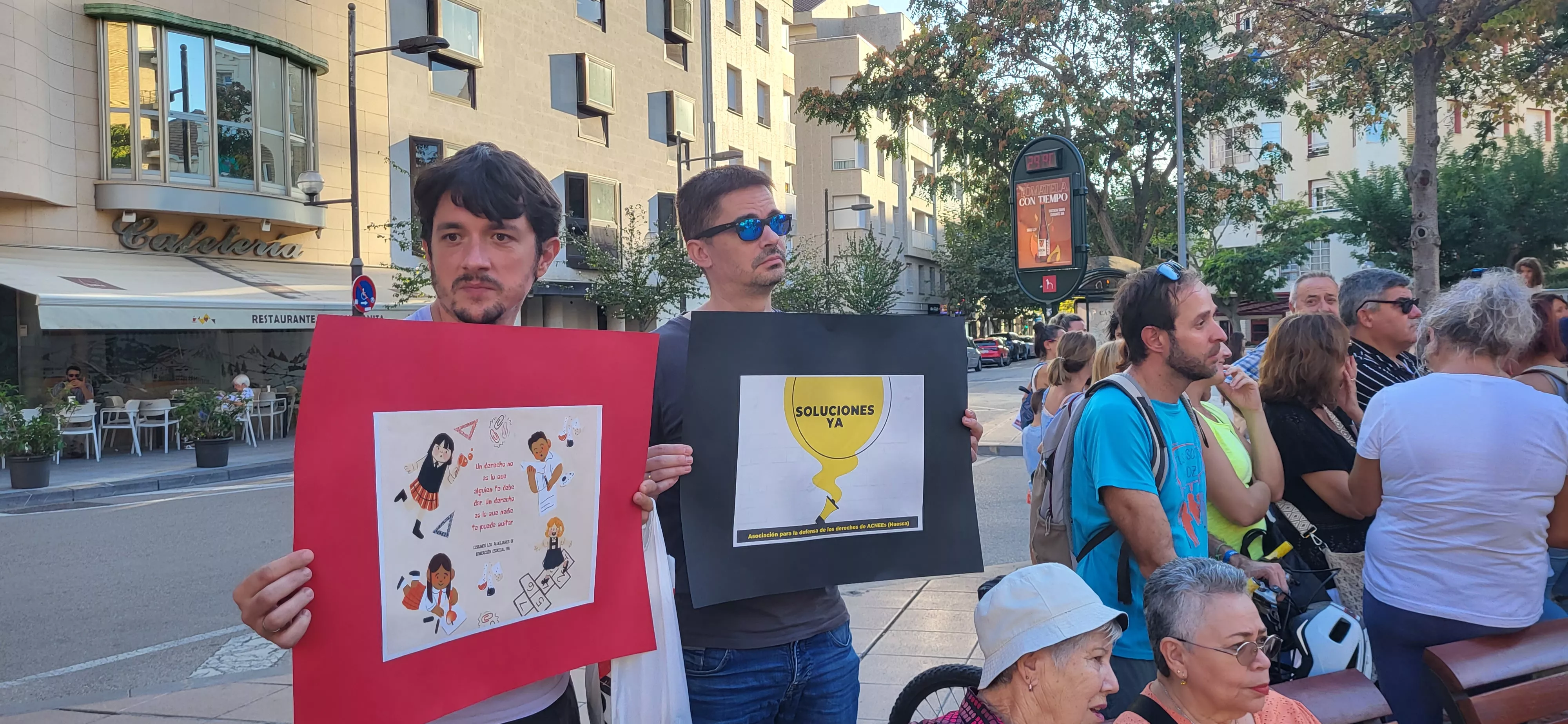 Concentración en Huesca para reclamar auxiliares de educación especial. Foto: Mercedes Manterola