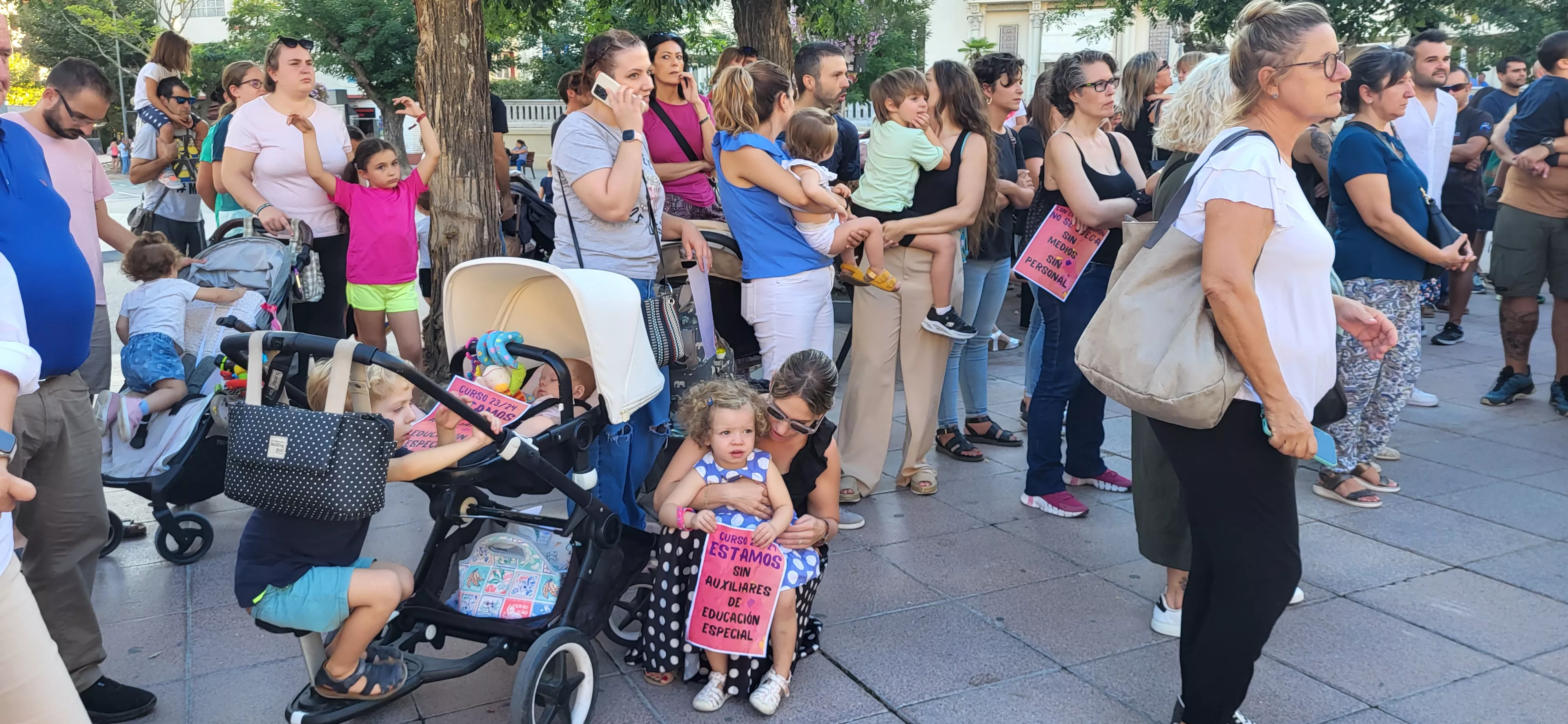 Concentración en Huesca para reclamar auxiliares de educación especial. Foto: Mercedes Manterola