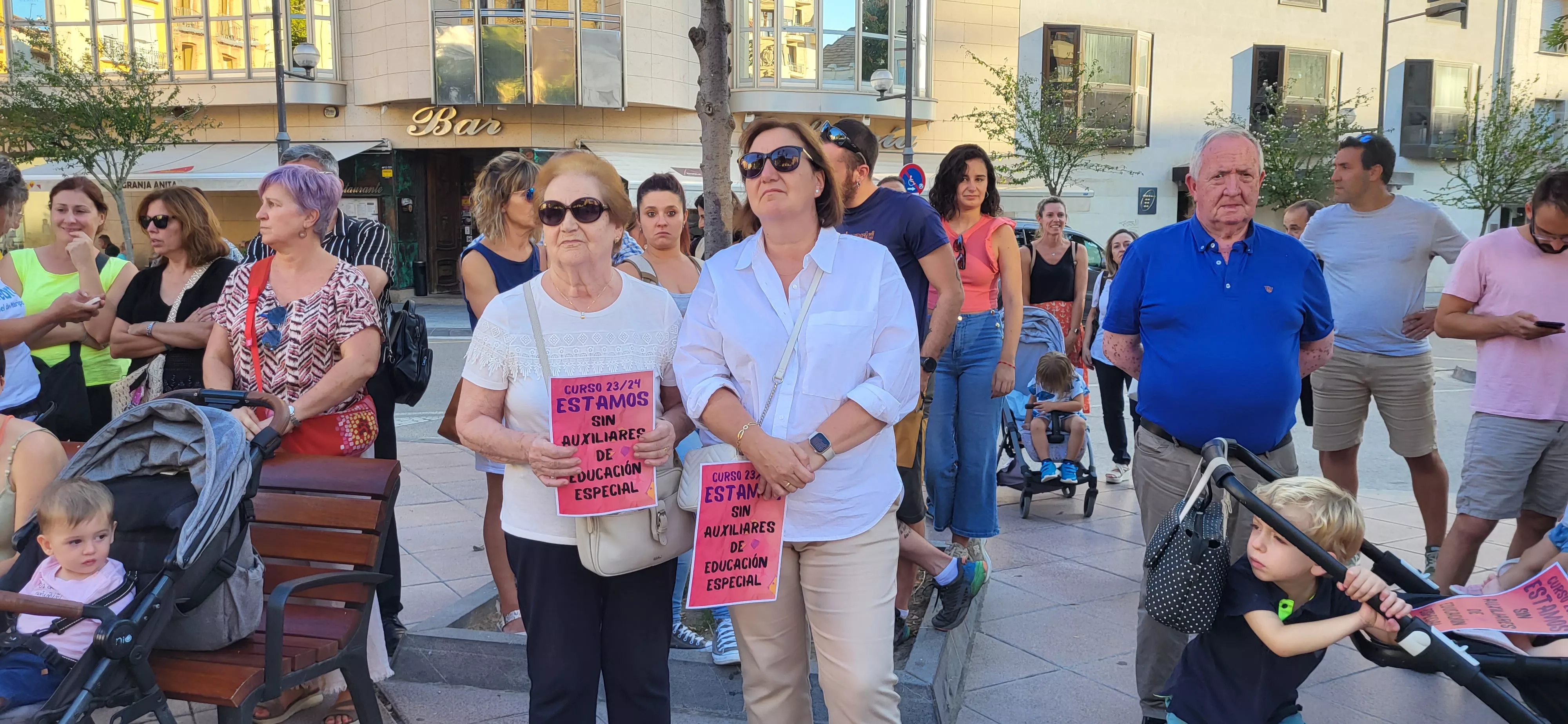 Concentración en Huesca para reclamar auxiliares de educación especial. Foto: Mercedes Manterola