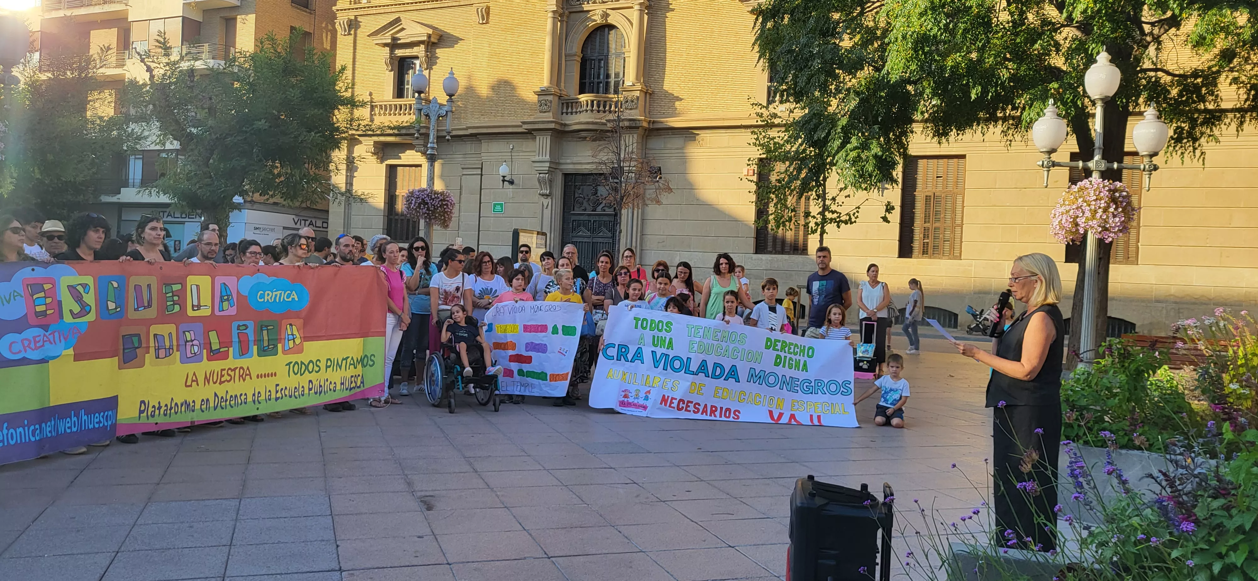 Concentración en Huesca para reclamar auxiliares de educación especial. Foto: Mercedes Manterola