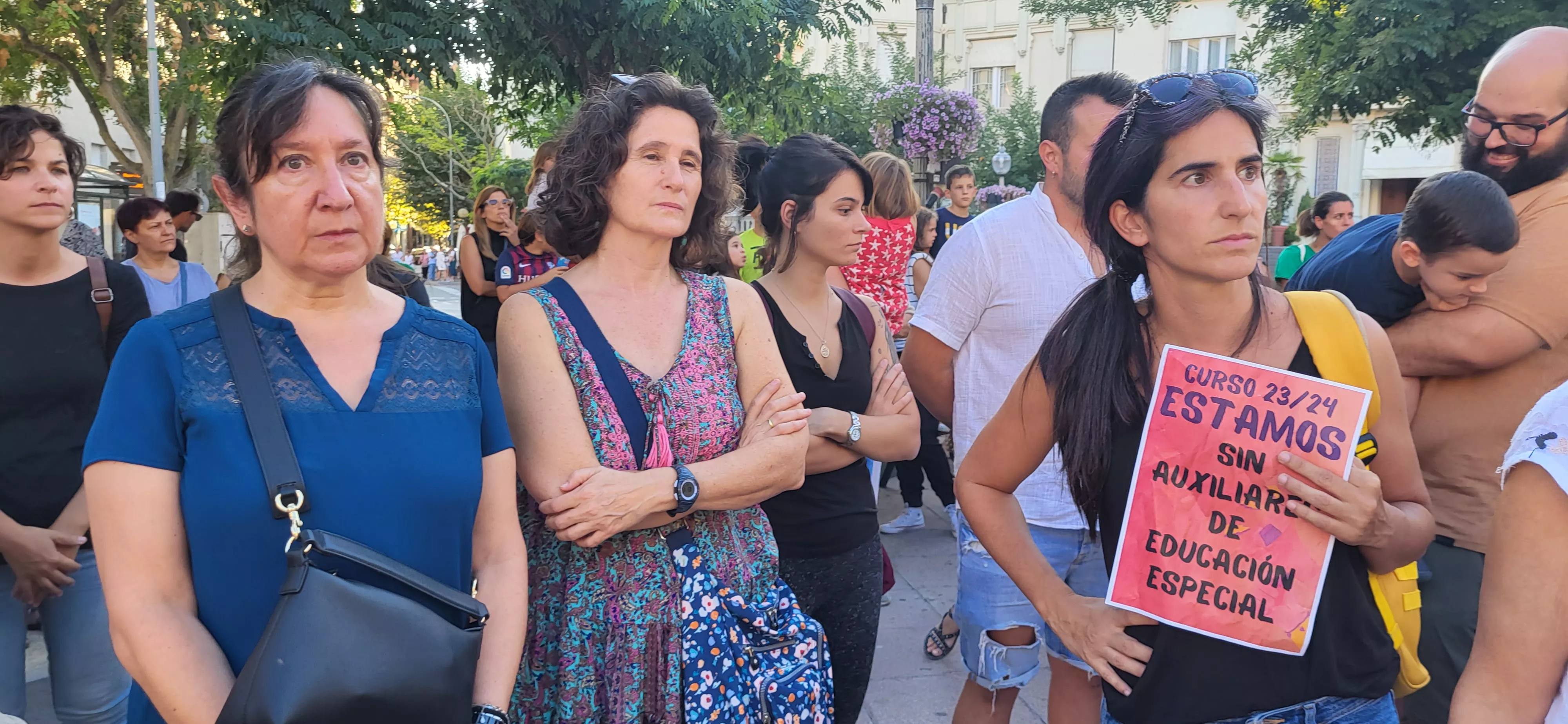 Concentración en Huesca para reclamar auxiliares de educación especial. Foto: Mercedes Manterola