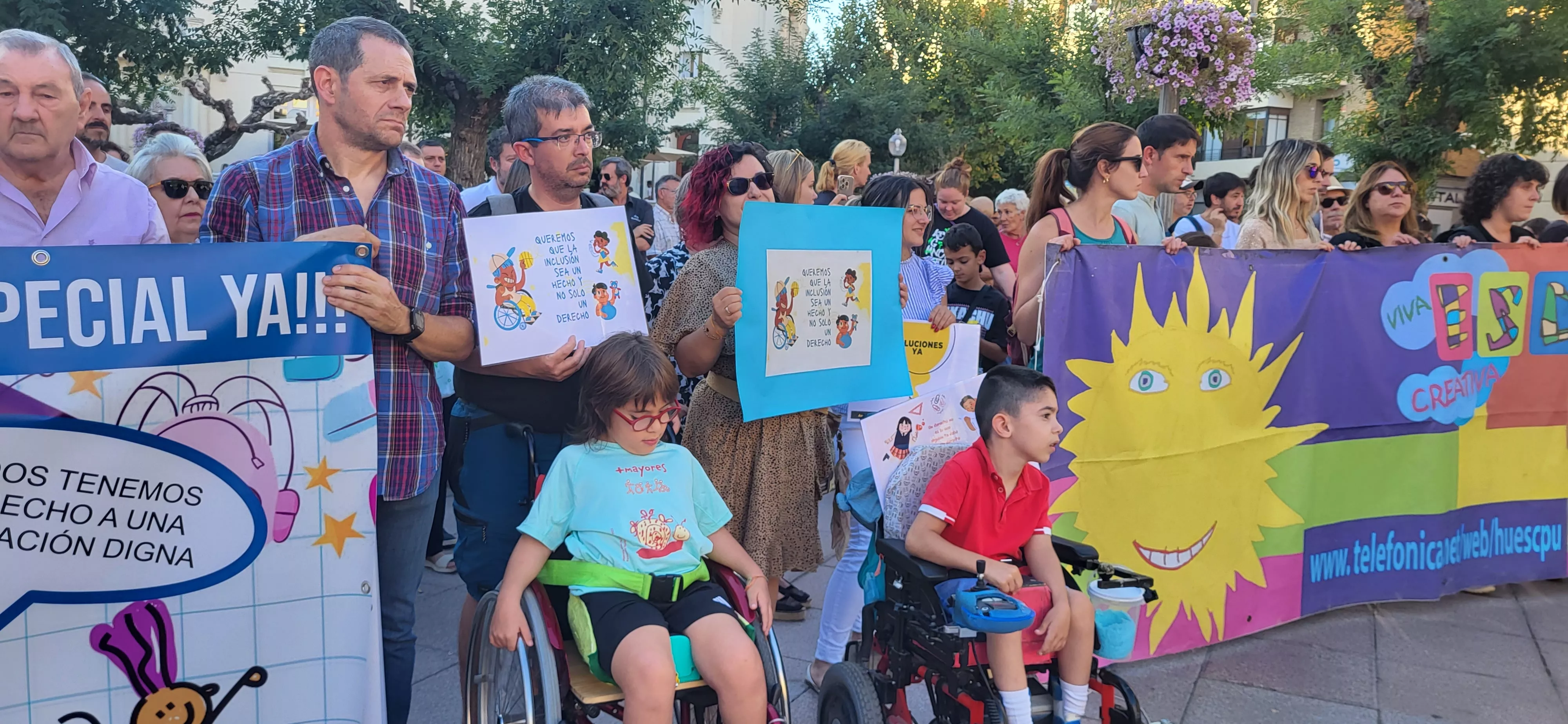 Concentración en Huesca para reclamar auxiliares de educación especial. Foto: Mercedes Manterola
