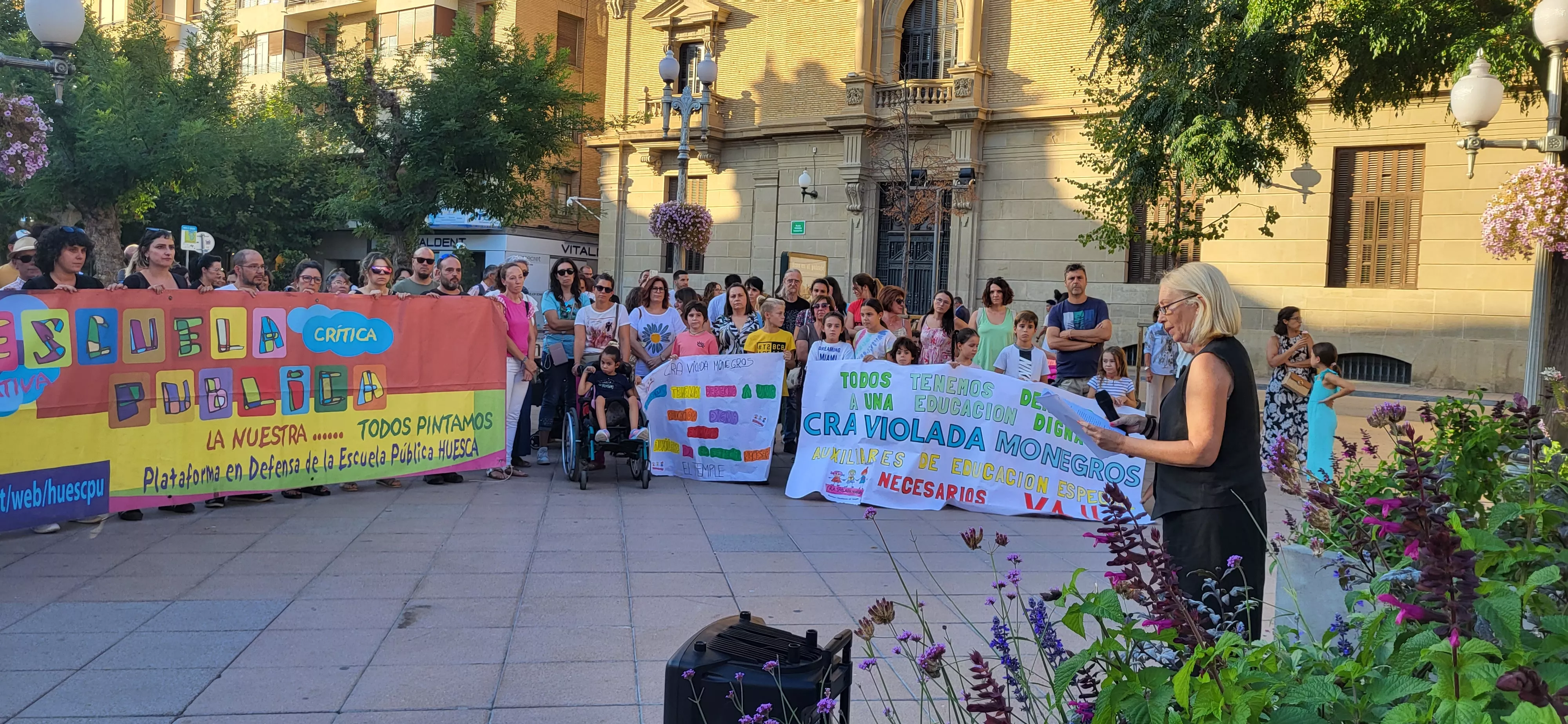 Concentración en Huesca para reclamar auxiliares de educación especial. Foto: Mercedes Manterola