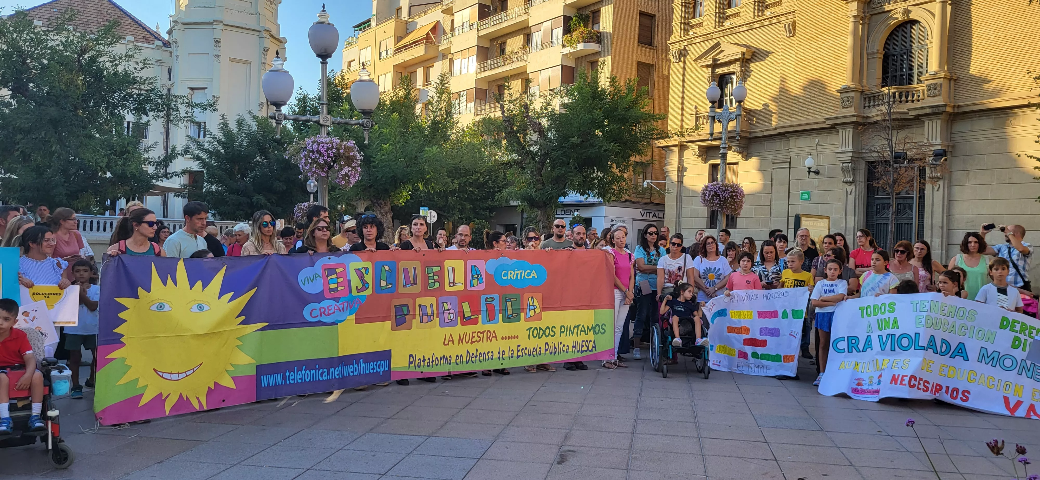 Concentración en Huesca para reclamar auxiliares de educación especial. Foto: Mercedes Manterola
