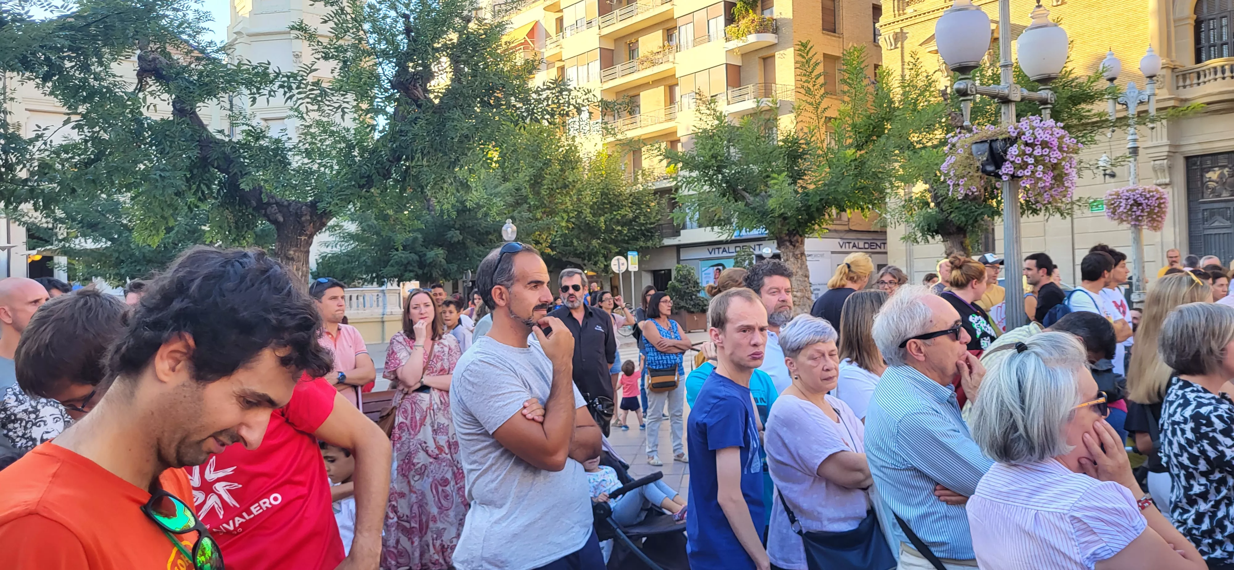 Concentración en Huesca para reclamar auxiliares de educación especial. Foto: Mercedes Manterola
