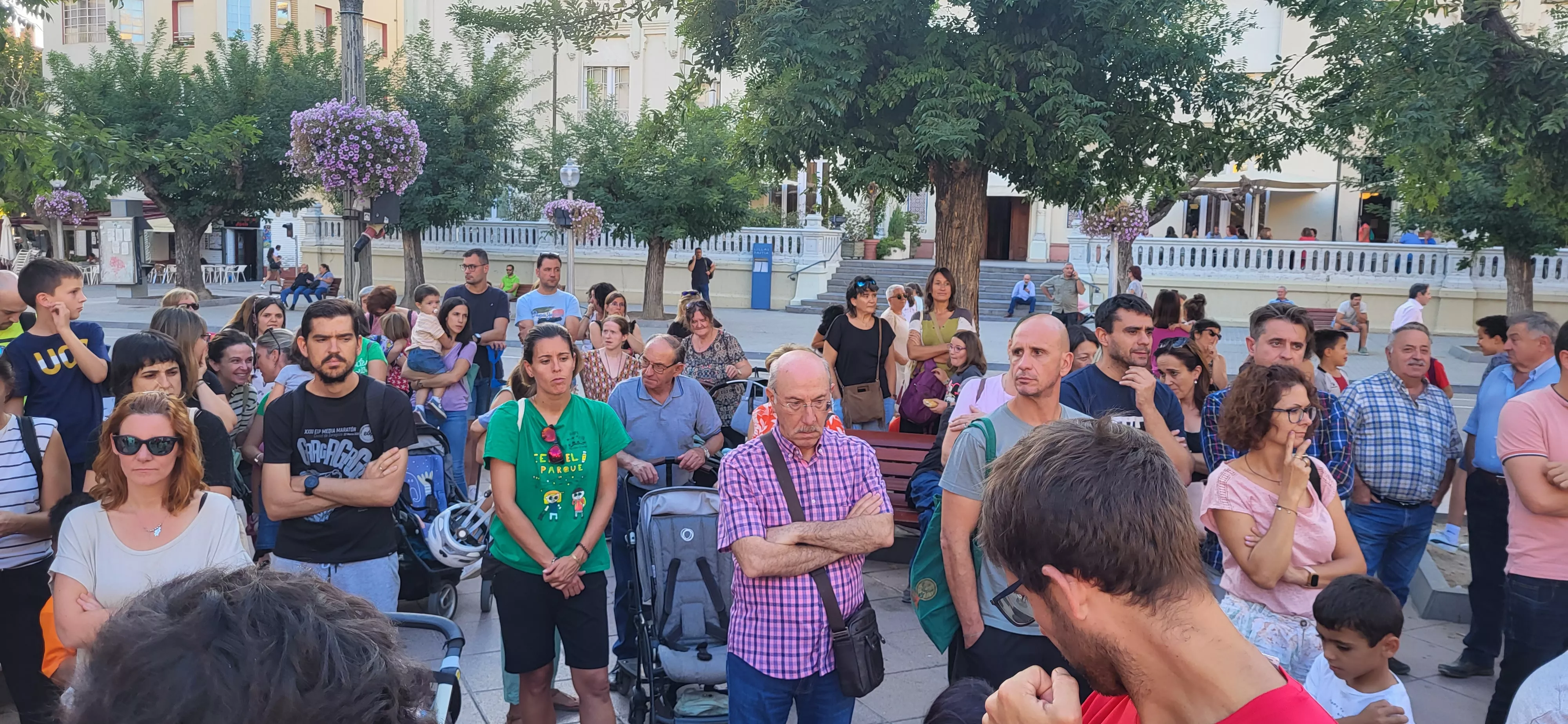 Concentración en Huesca para reclamar auxiliares de educación especial. Foto: Mercedes Manterola