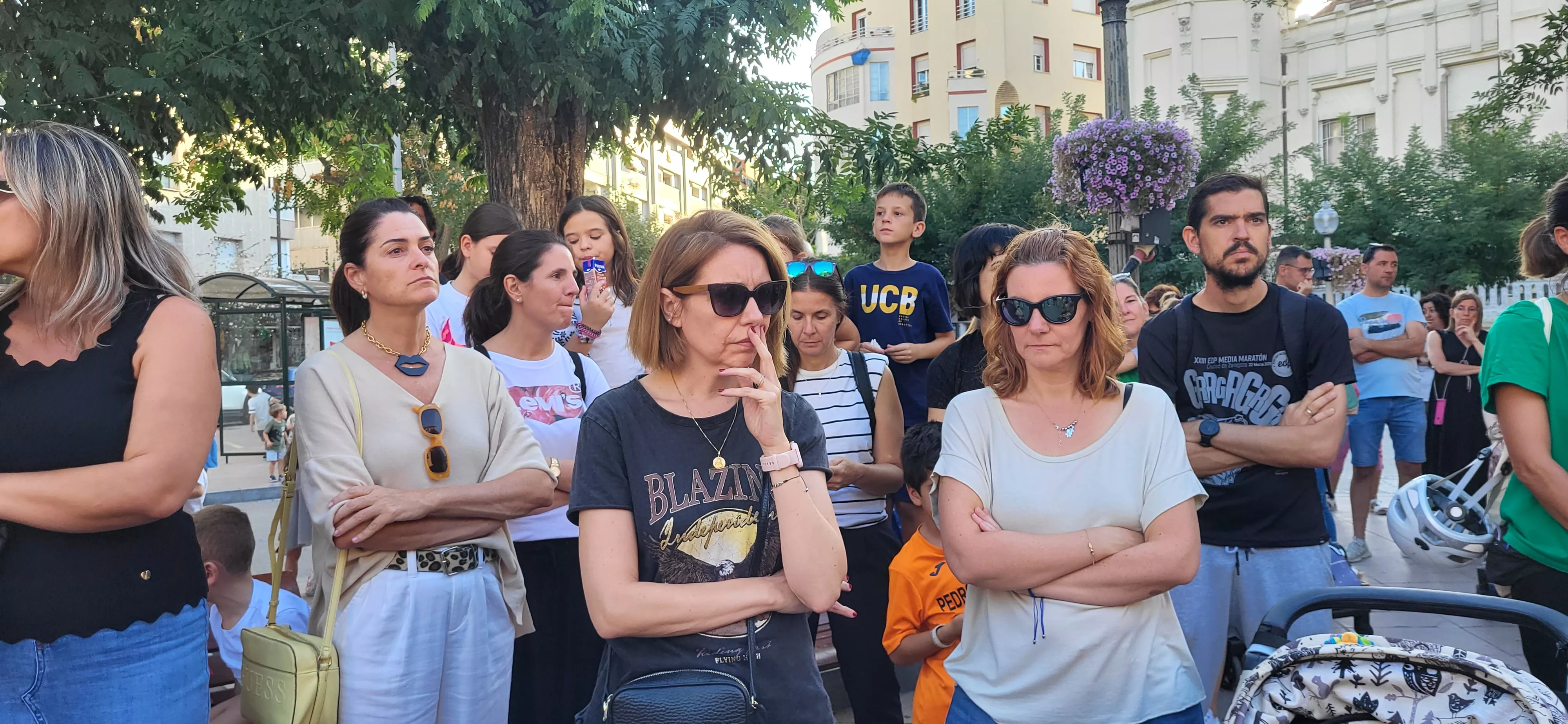 Concentración en Huesca para reclamar auxiliares de educación especial. Foto: Mercedes Manterola