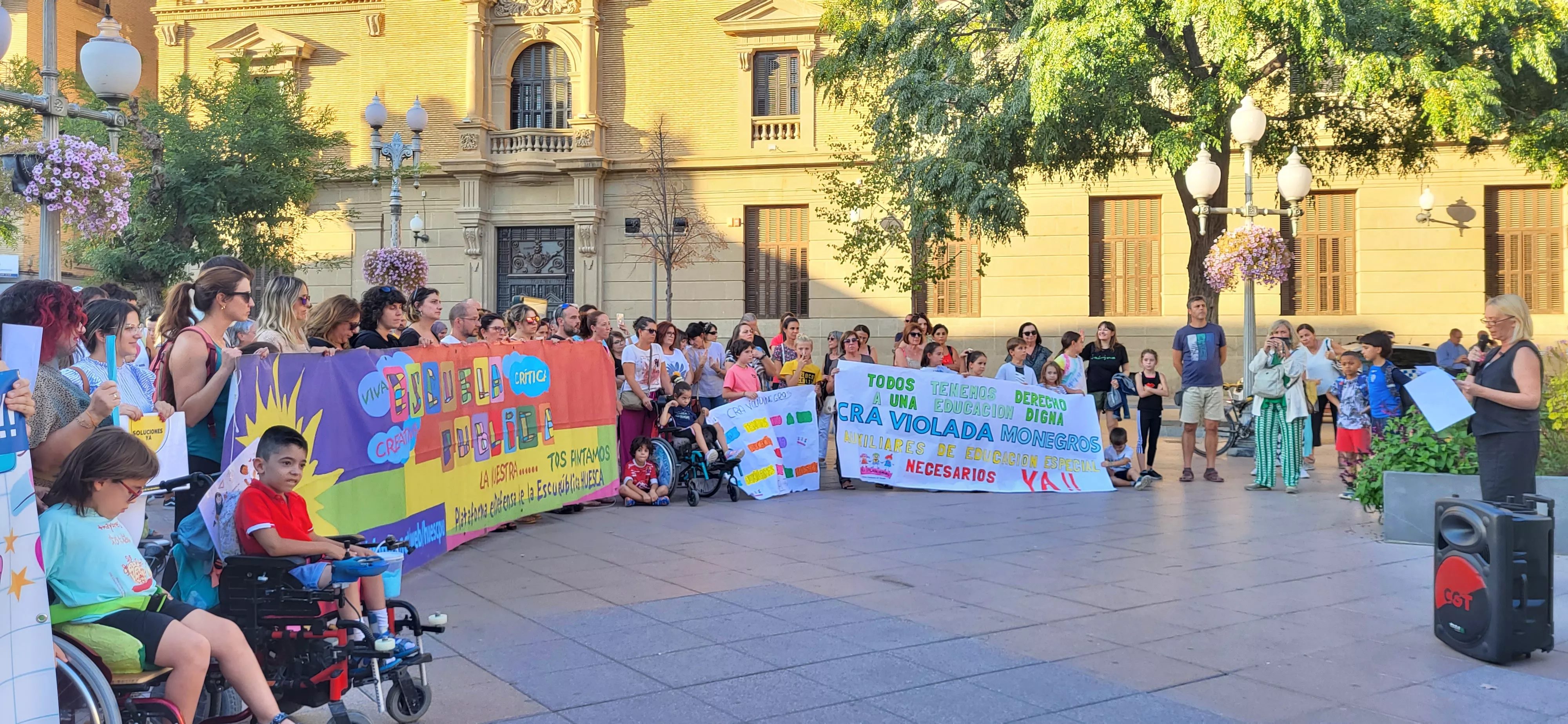 Concentración en Huesca para reclamar auxiliares de educación especial. Foto: Mercedes Manterola