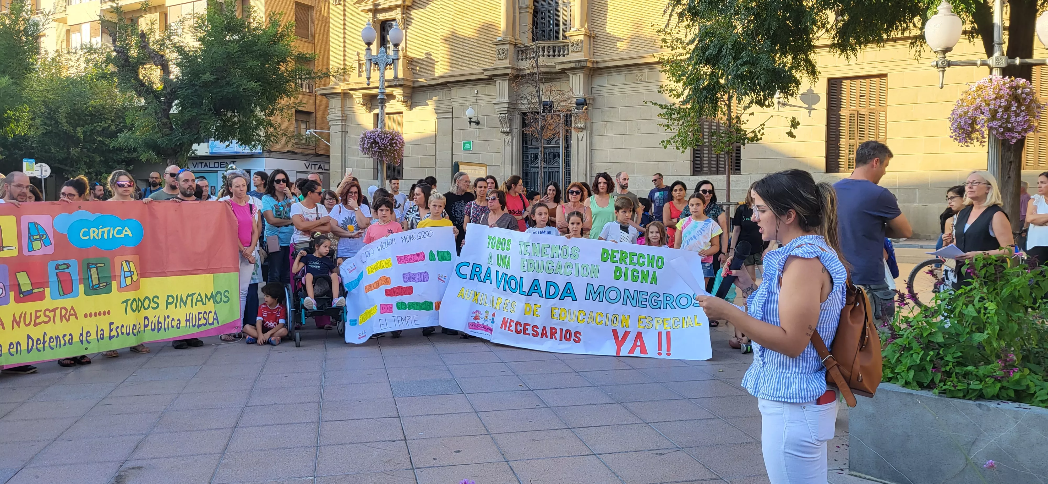 Concentración en Huesca para reclamar auxiliares de educación especial. Foto: Mercedes Manterola