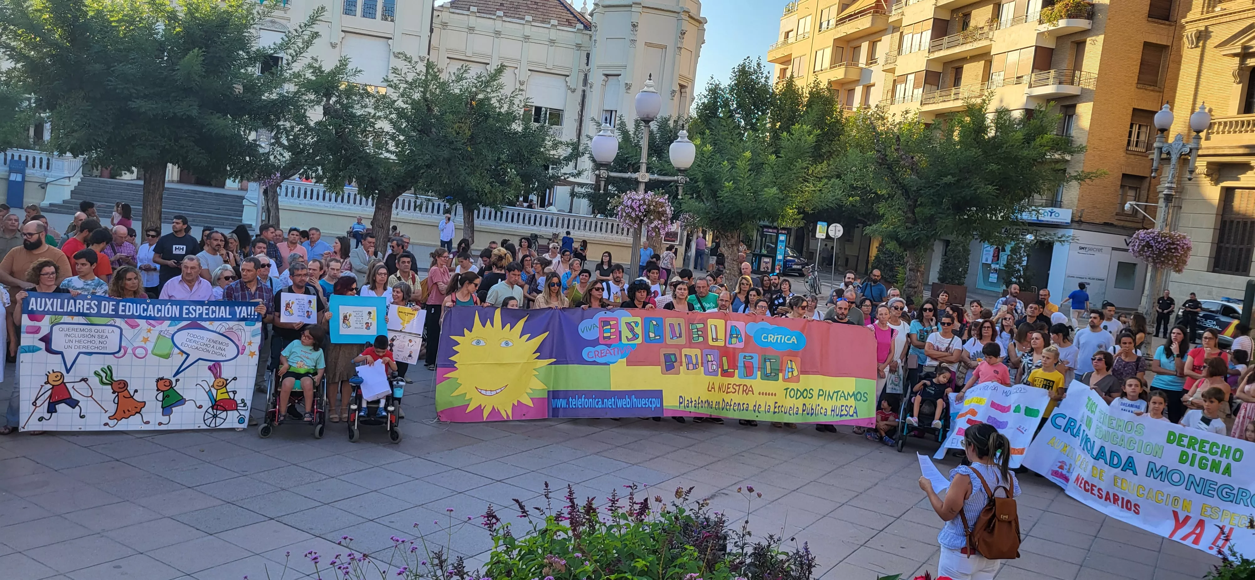 Concentración en Huesca para reclamar auxiliares de educación especial. Foto: Mercedes Manterola