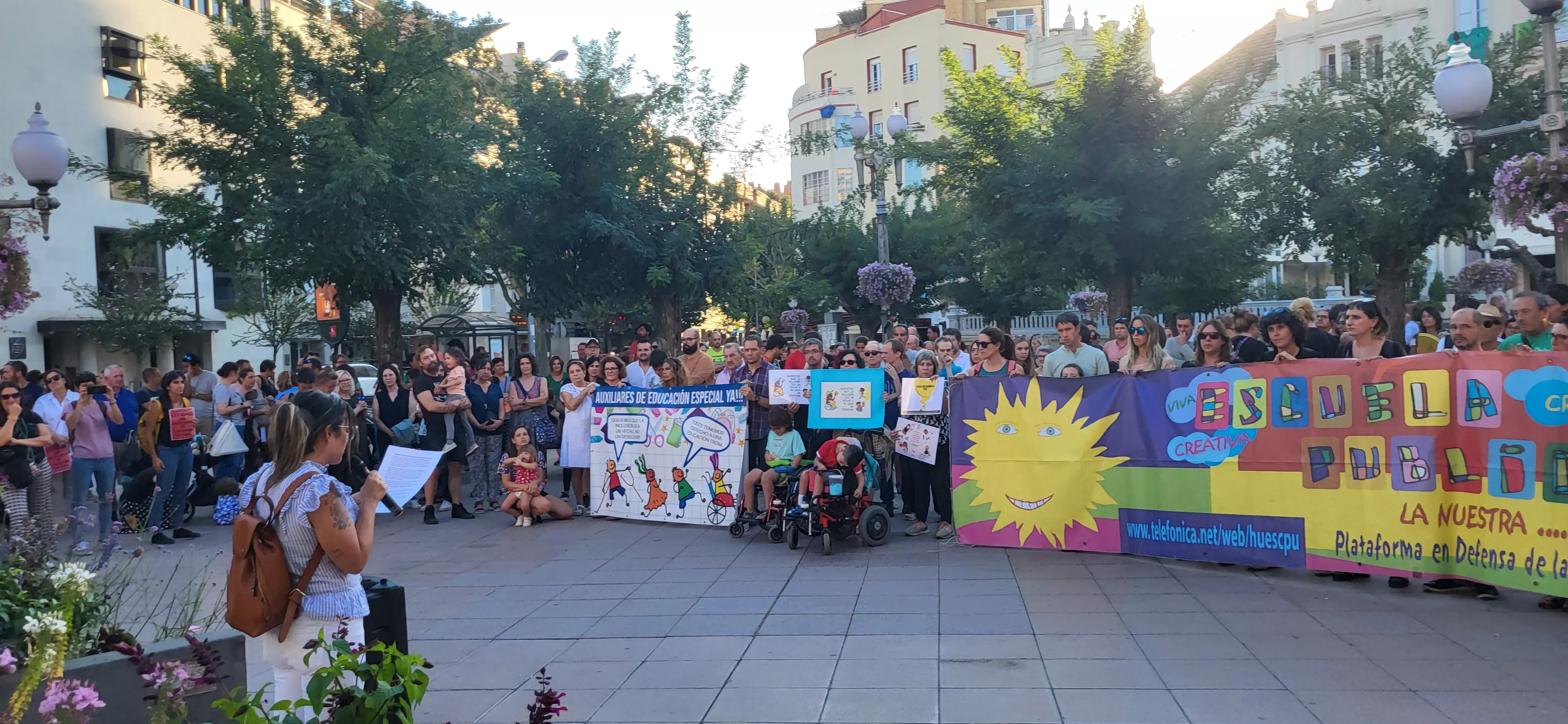 Concentración en Huesca para reclamar auxiliares de educación especial. Foto: Mercedes Manterola