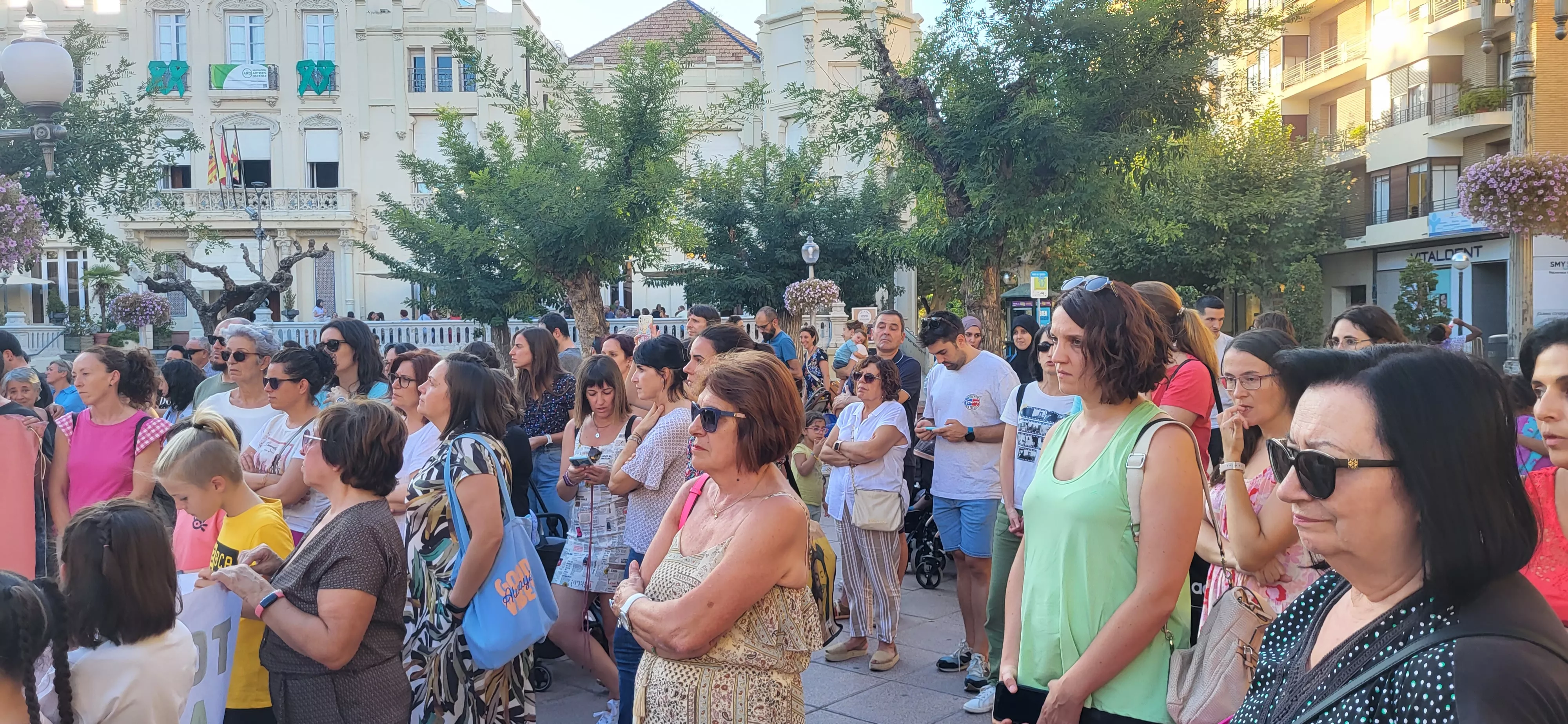 Concentración en Huesca para reclamar auxiliares de educación especial. Foto: Mercedes Manterola