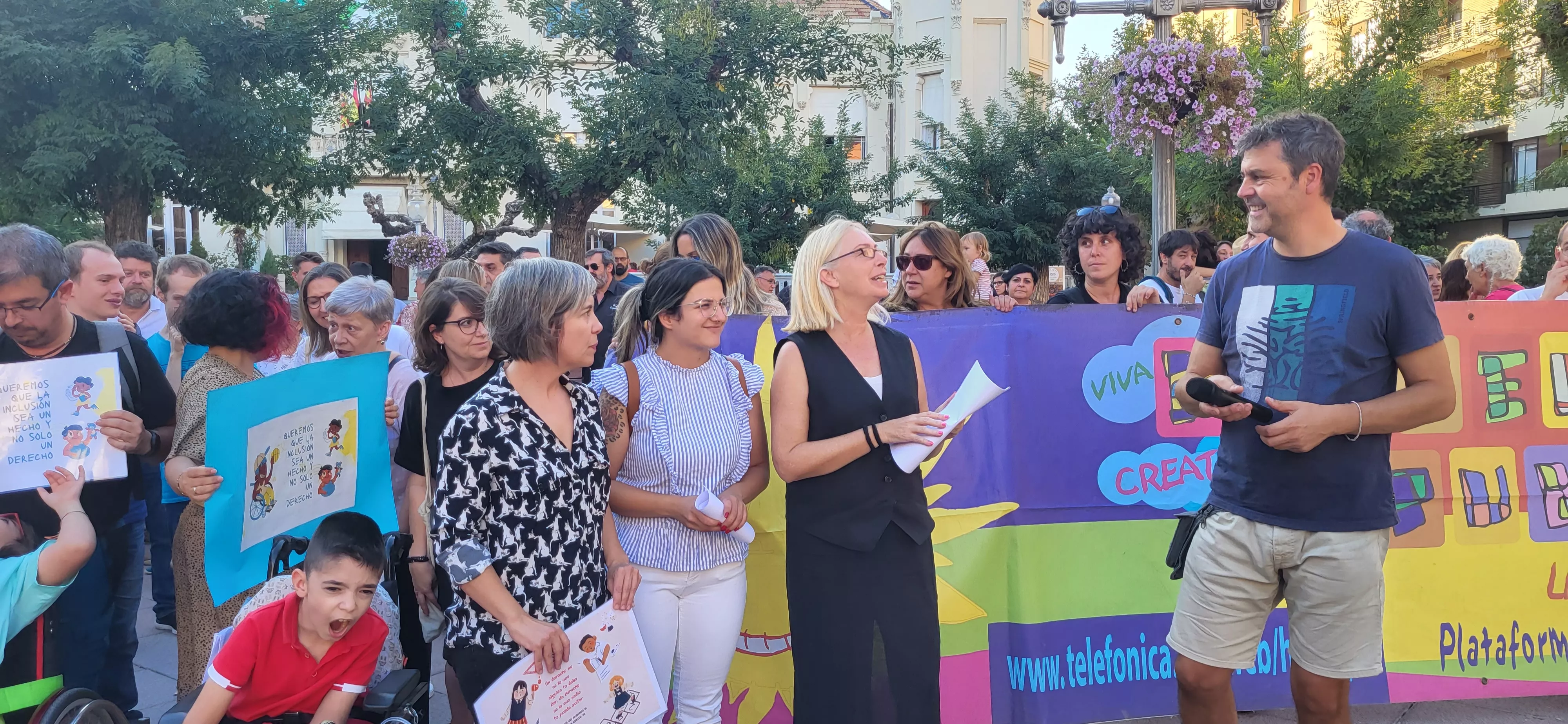 Concentración en Huesca para reclamar auxiliares de educación especial. Foto: Mercedes Manterola