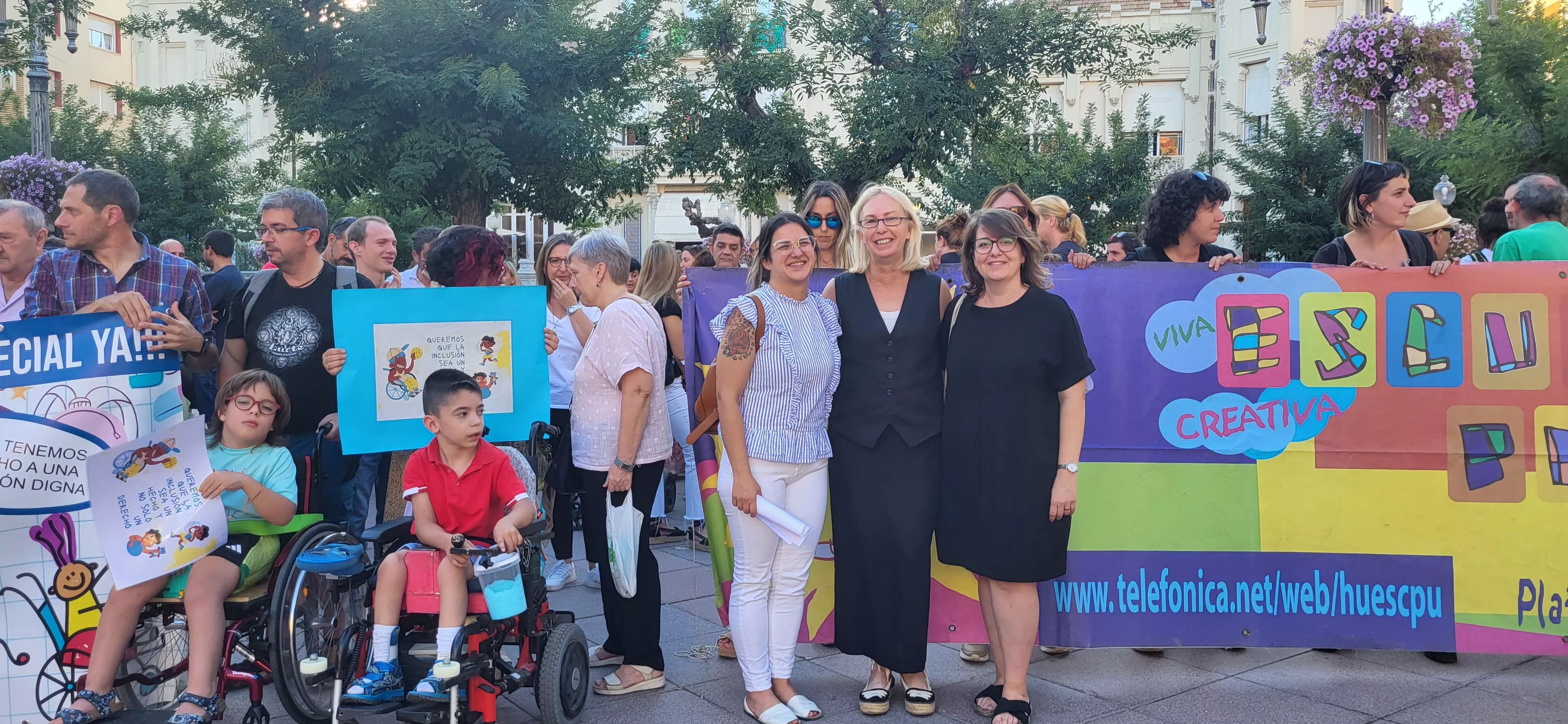 Concentración en Huesca para reclamar auxiliares de educación especial. Foto: Mercedes Manterola