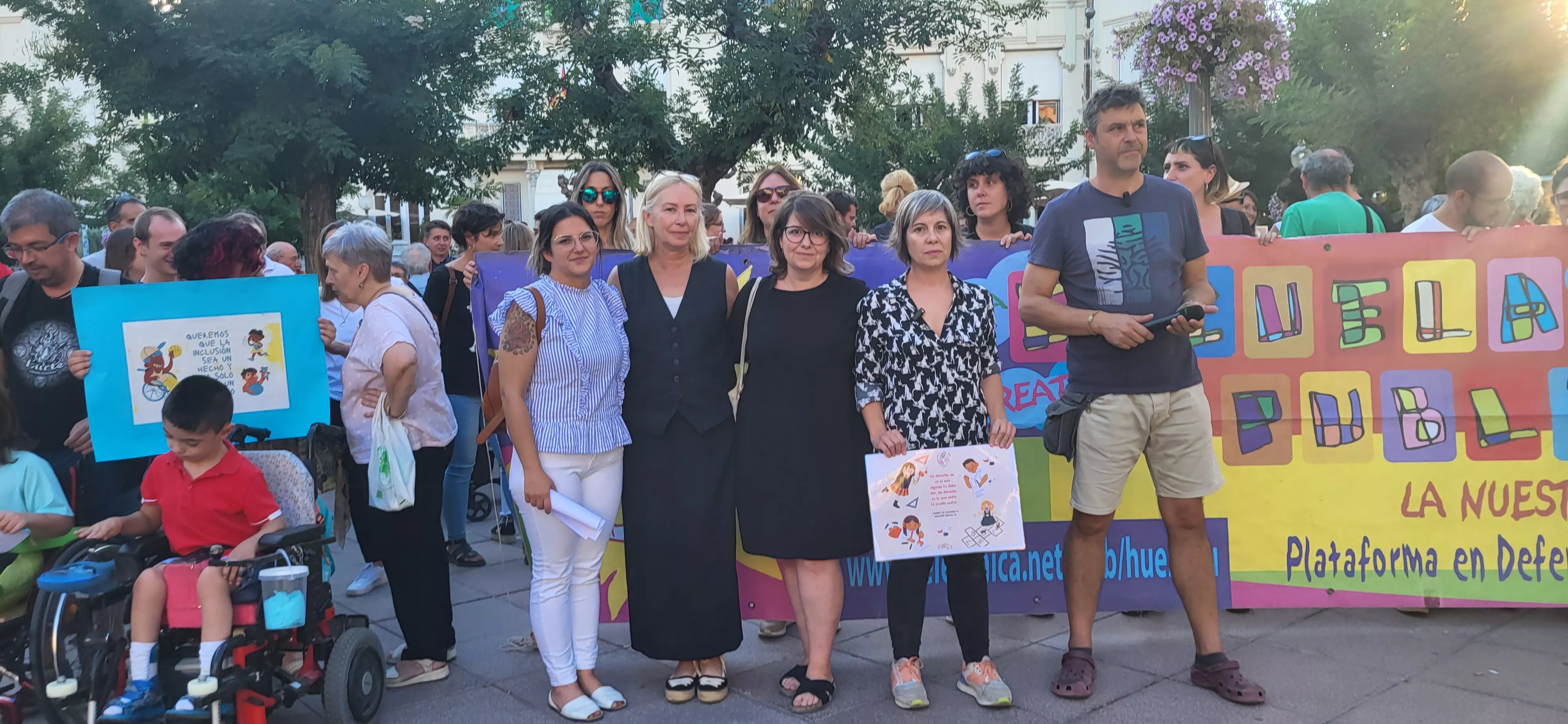 Concentración en Huesca para reclamar auxiliares de educación especial. Foto: Mercedes Manterola