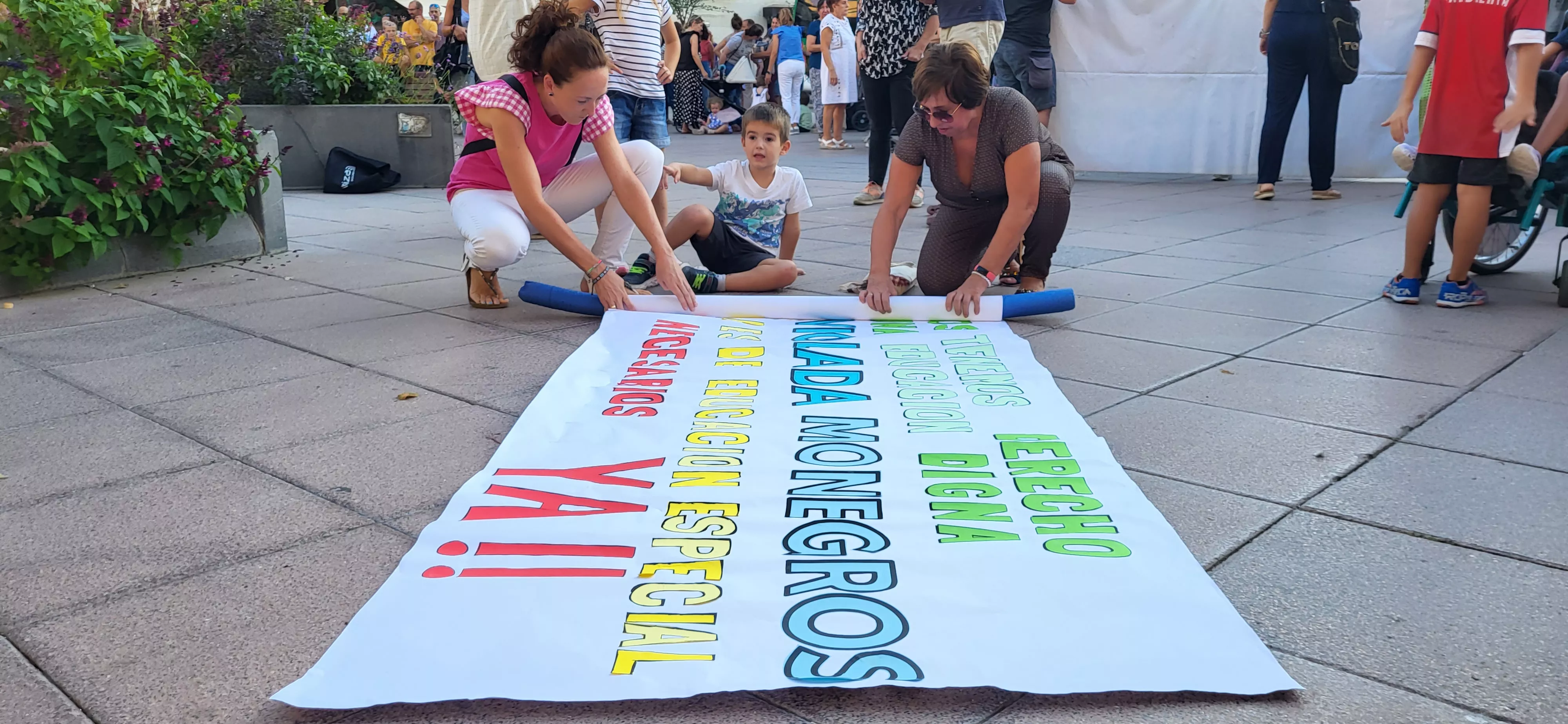 Concentración en Huesca para reclamar auxiliares de educación especial. Foto: Mercedes Manterola