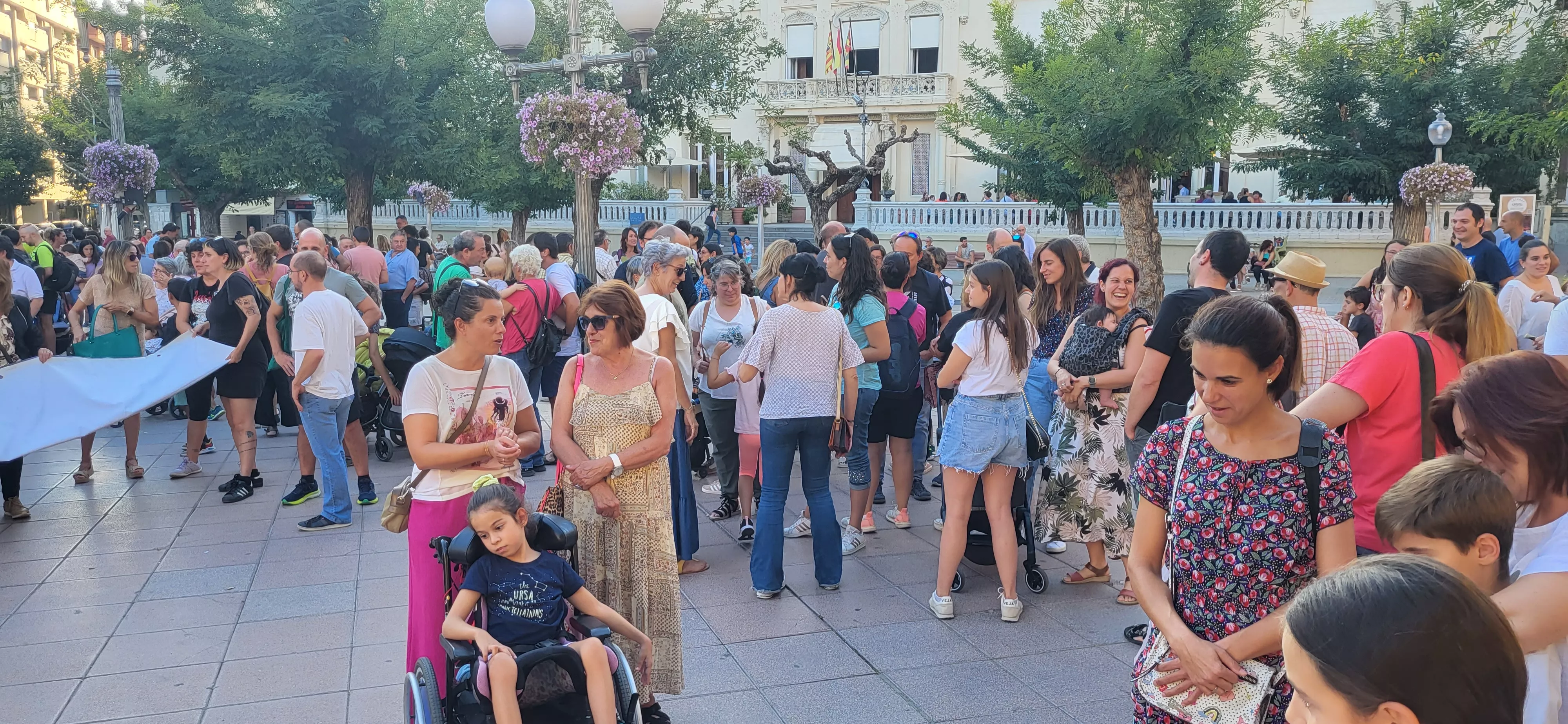 Concentración en Huesca para reclamar auxiliares de educación especial. Foto: Mercedes Manterola