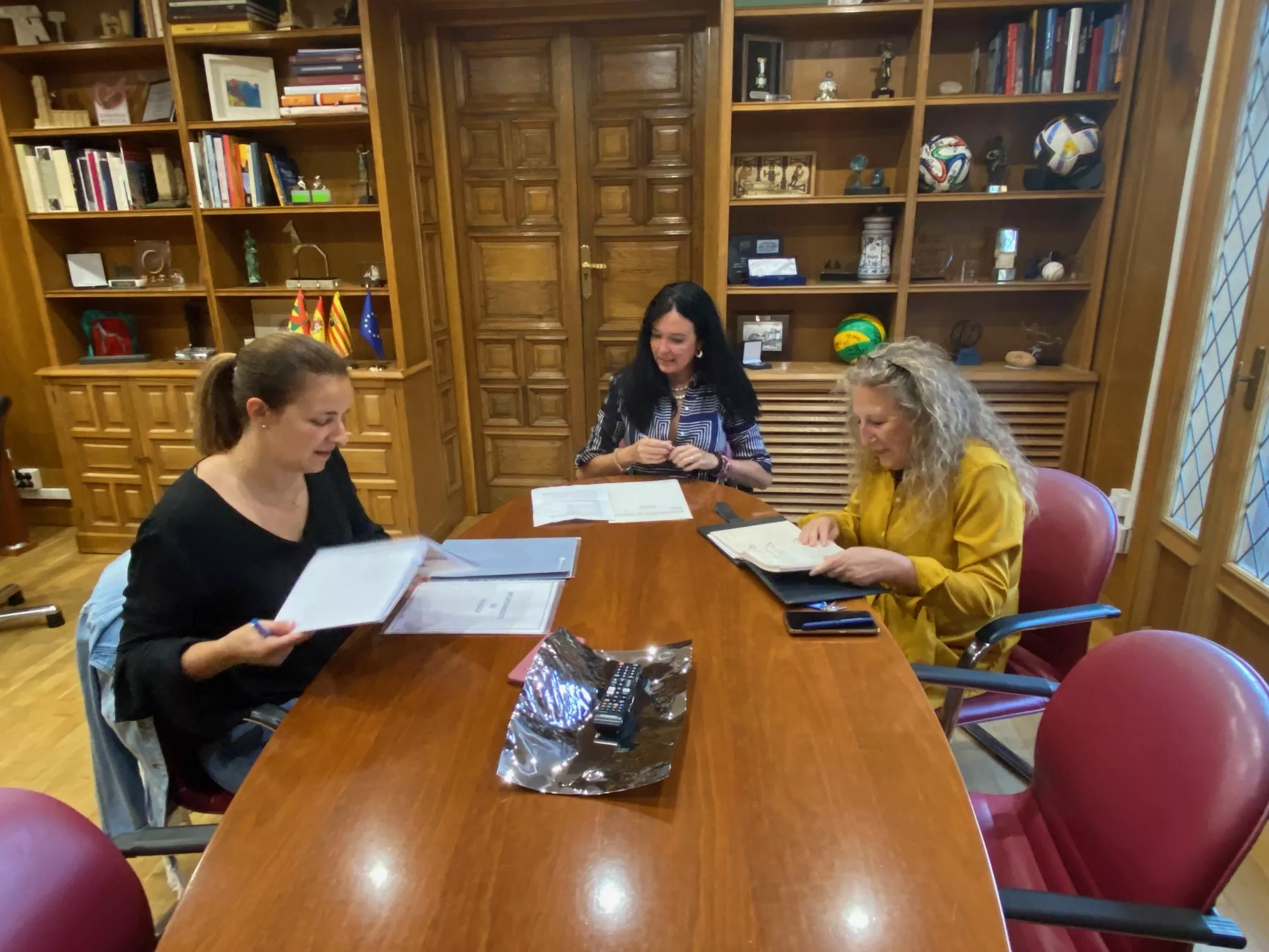 Mónica Soler, Lorena Orduna y Susana Oliván en el Ayuntamiento de Huesca.