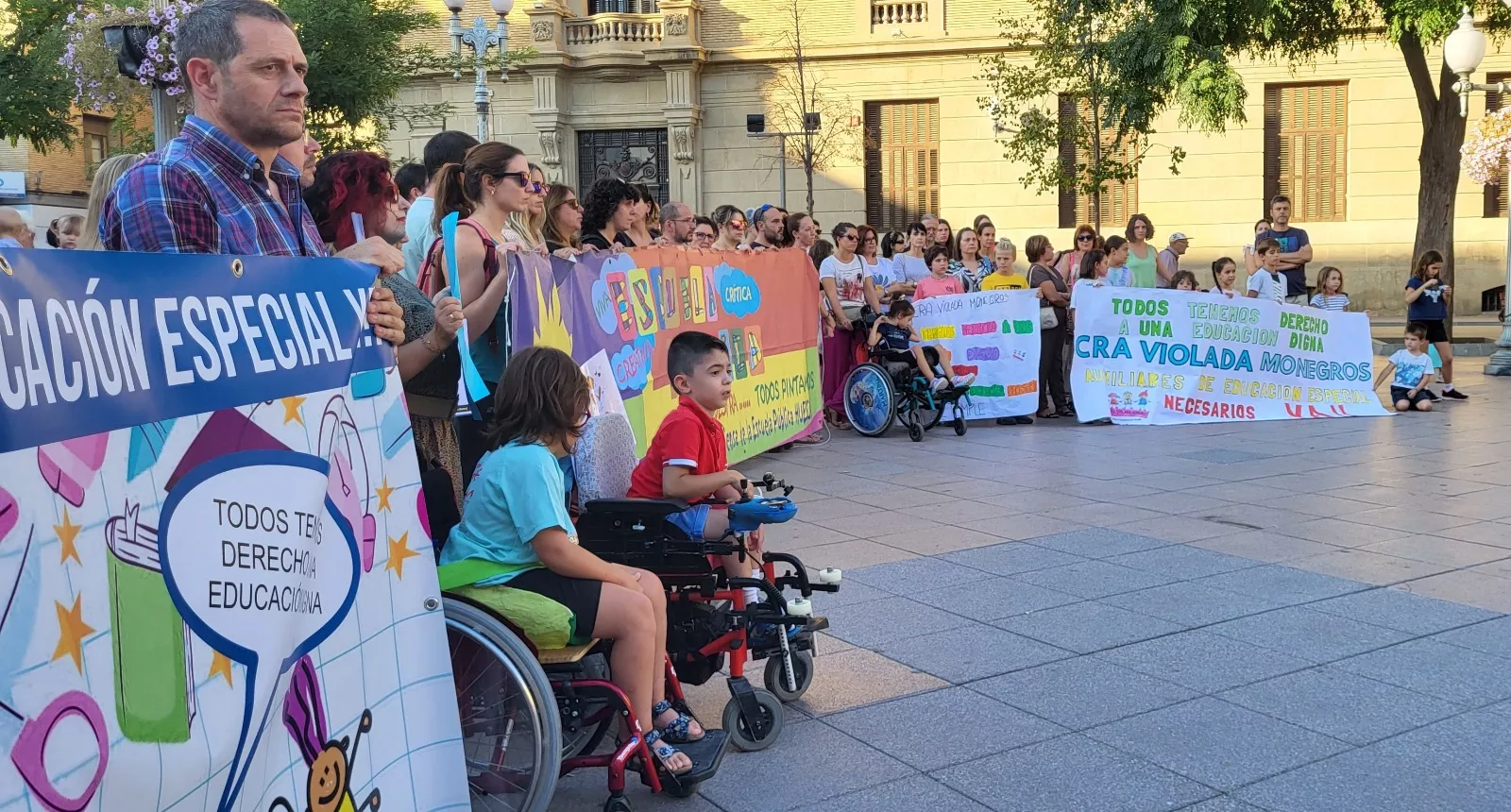 Concentración en Huesca para exigir la contratación de auxiliares de educación especial. Foto Myriam Martínez Concentración en Huesca para exigir la contratación de auxiliares de educación especial. Foto Myriam Martínez