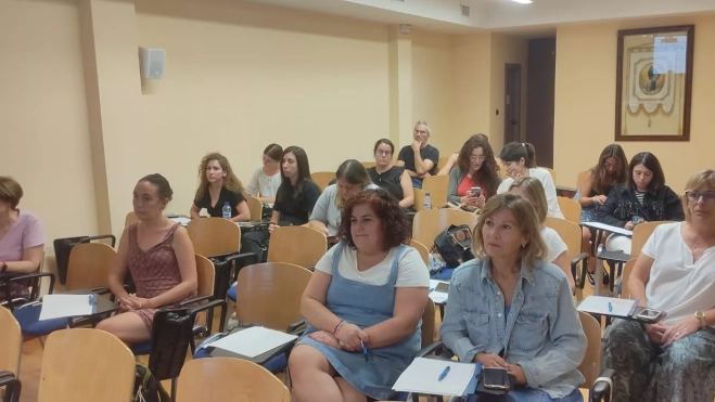 Numerosas profesionales de Huesca han asistido a la charla formativa