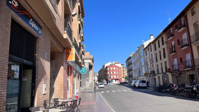 Cafetería Lei, con la gasolinera al fondo.
