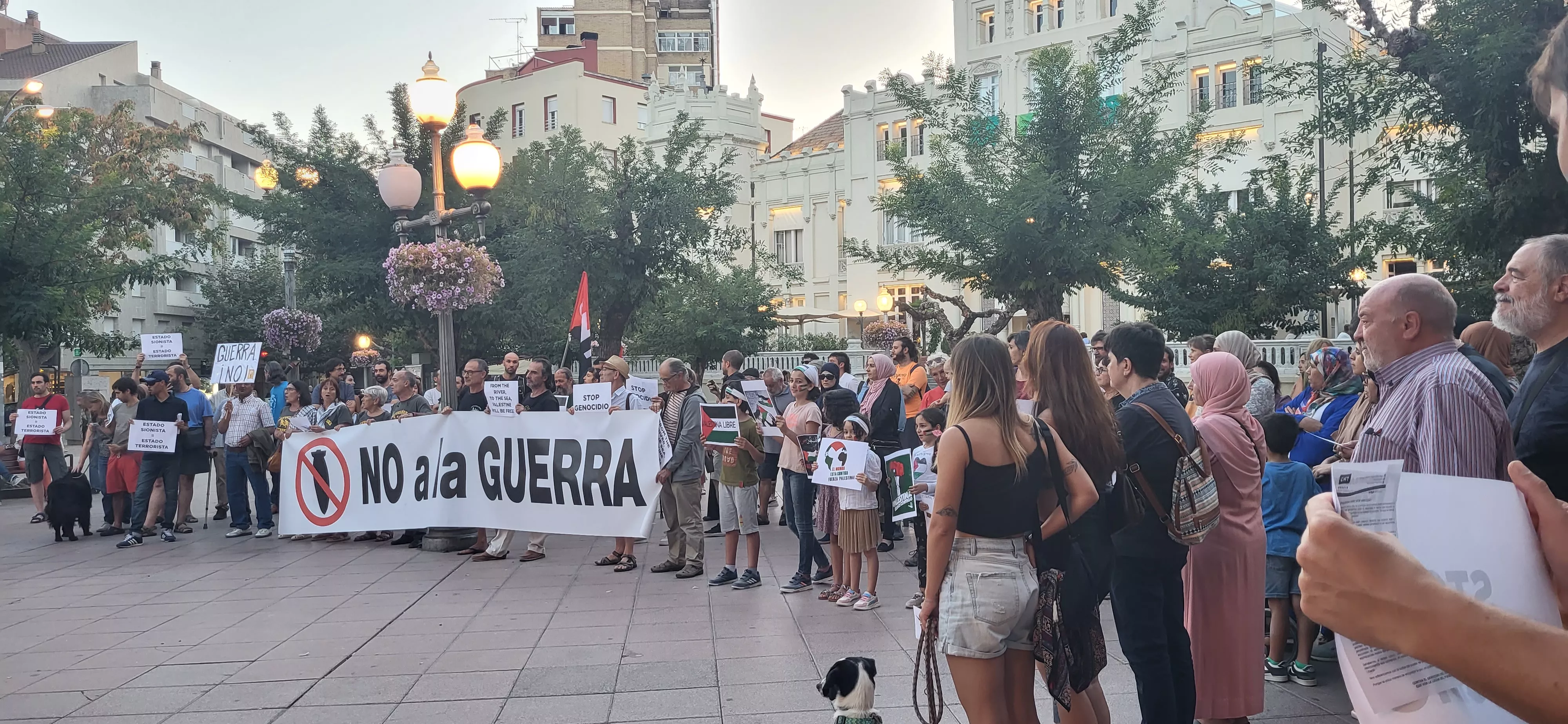 Concentración en Huesca bajo el "No a la guerra" para exigir que "pare ...