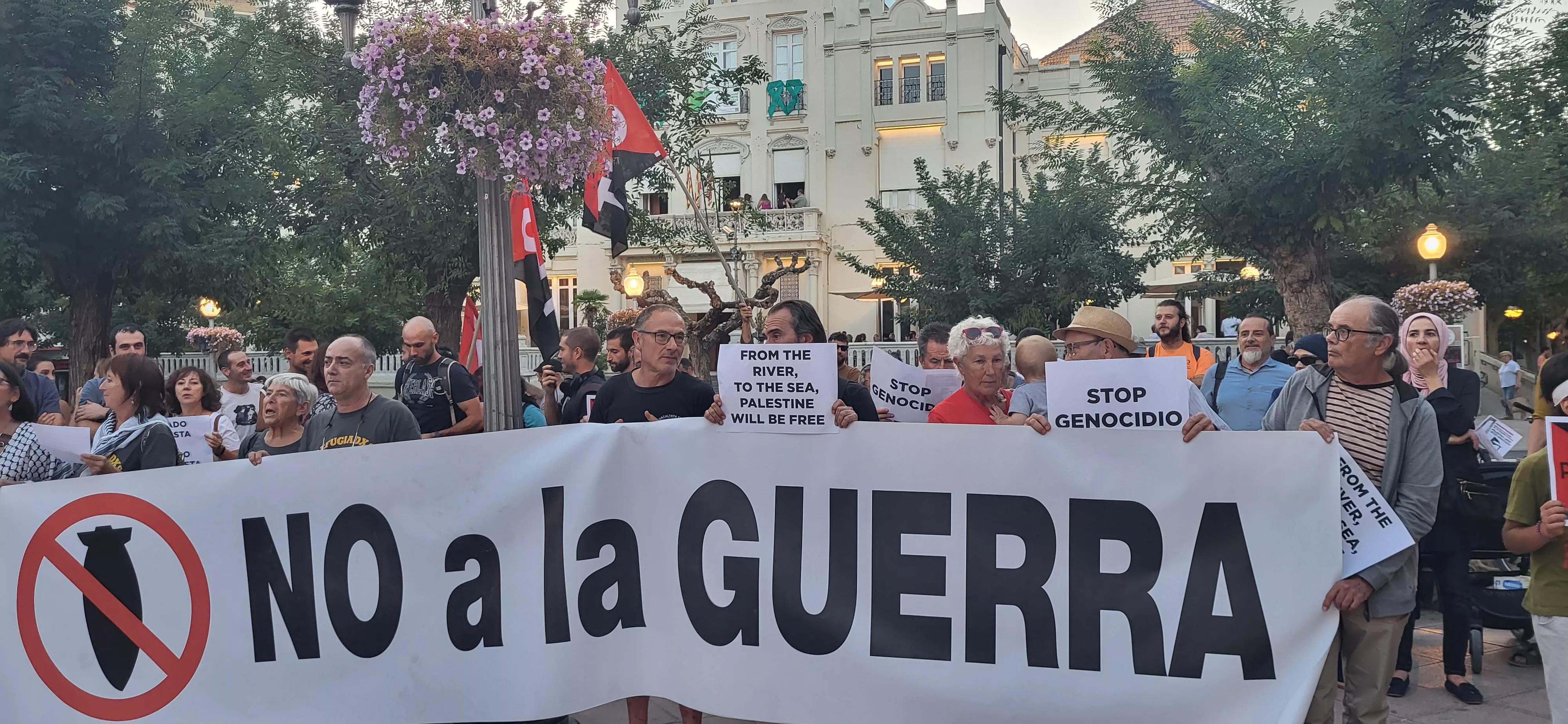 Concentración en Huesca bajo el "No a la guerra" para exigir que "pare ...