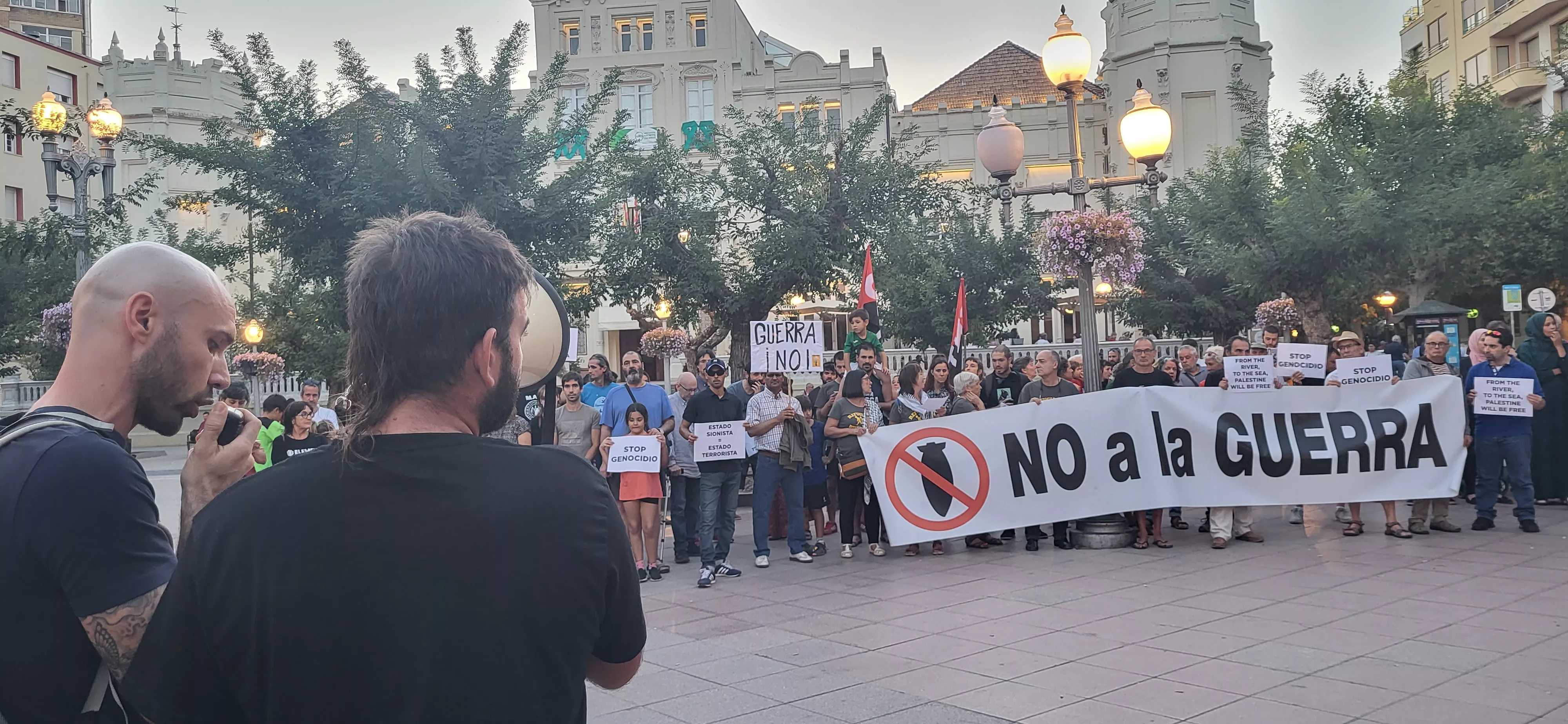 Concentración en Huesca bajo el "No a la guerra" para exigir que "pare ...