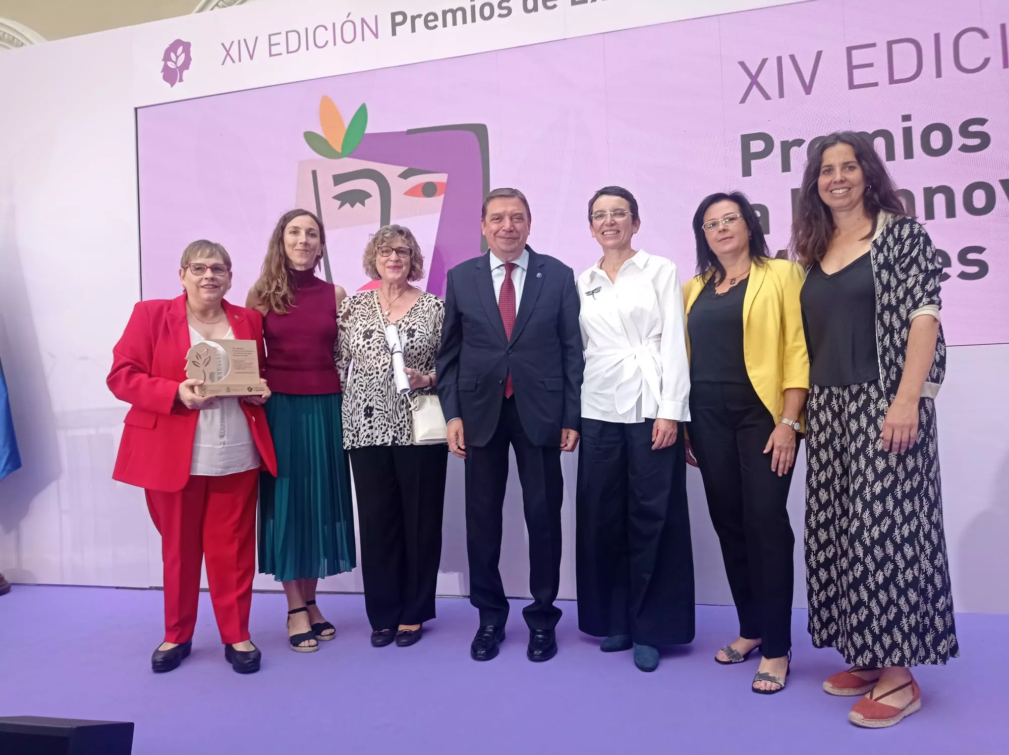 La premiadas posan con el ministro Luis Planas y la directora general de Desarrollo Rural, Rosa Charneca.