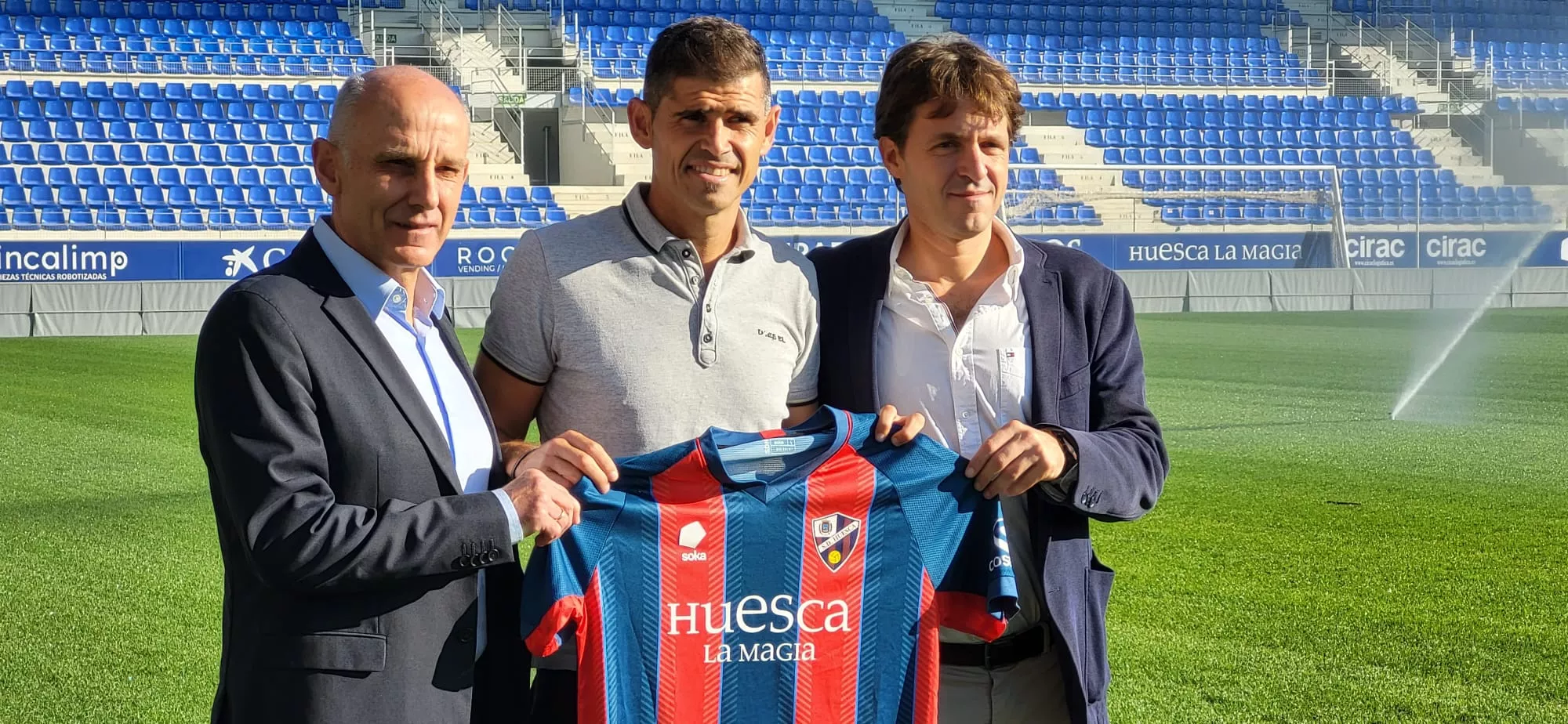 Imágenes de la presentación de Antonio Hidalgo como entrenador del Huesca