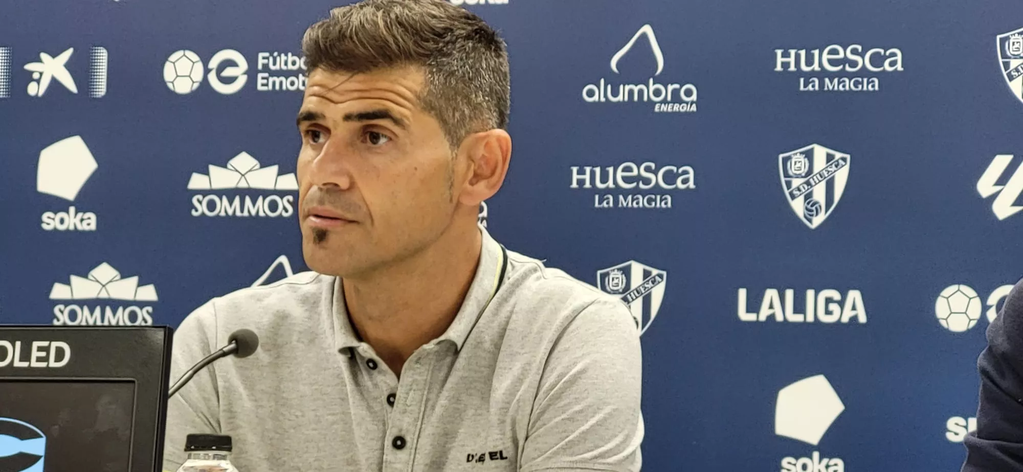 Imágenes de la presentación de Antonio Hidalgo como entrenador del Huesca
