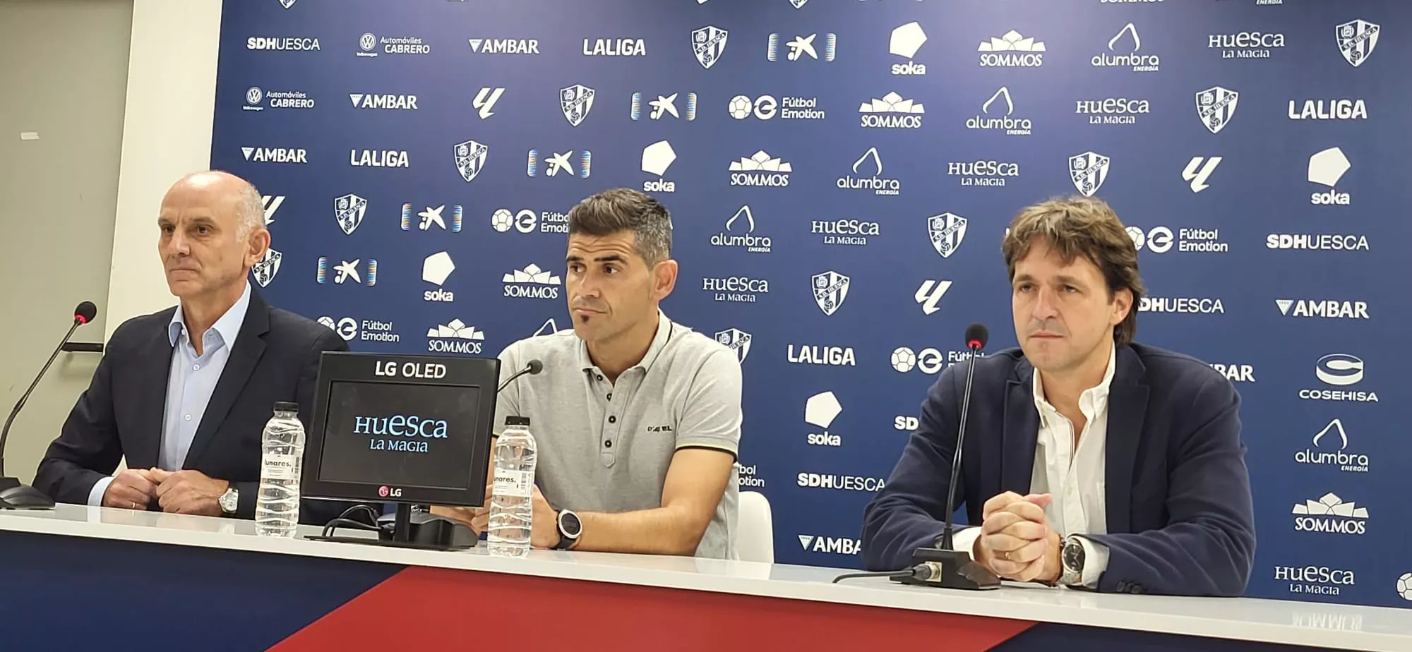 Imágenes de la presentación de Antonio Hidalgo como entrenador del Huesca