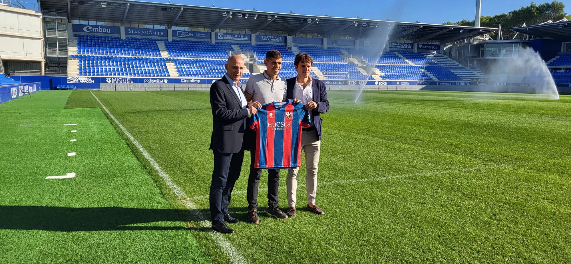 Imágenes de la presentación de Antonio Hidalgo como entrenador del Huesca