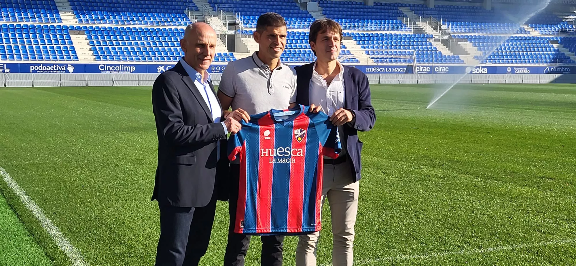 Imágenes de la presentación de Antonio Hidalgo como entrenador del Huesca