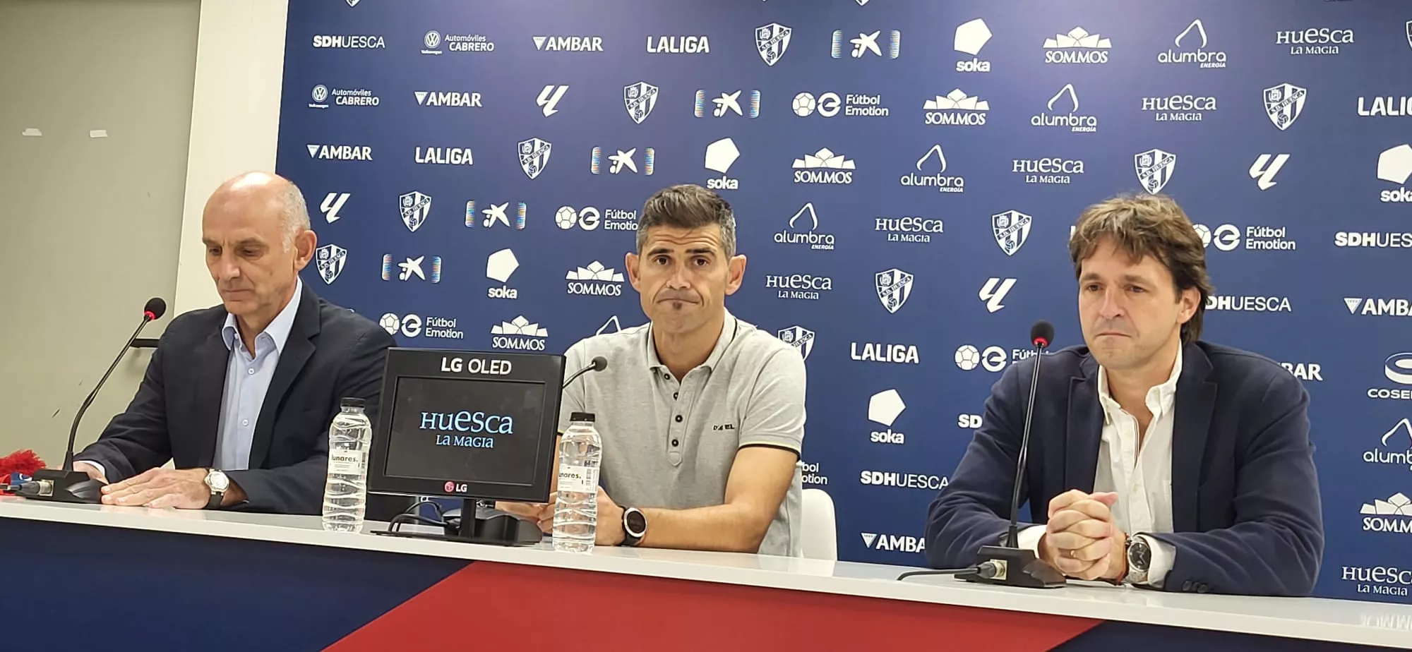 Imágenes de la presentación de Antonio Hidalgo como entrenador del Huesca
