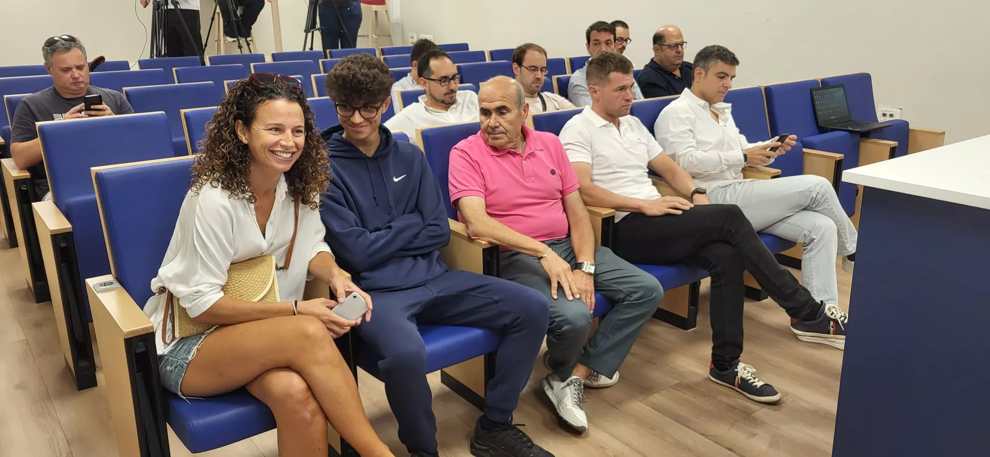 Imágenes de la presentación de Antonio Hidalgo como entrenador del Huesca