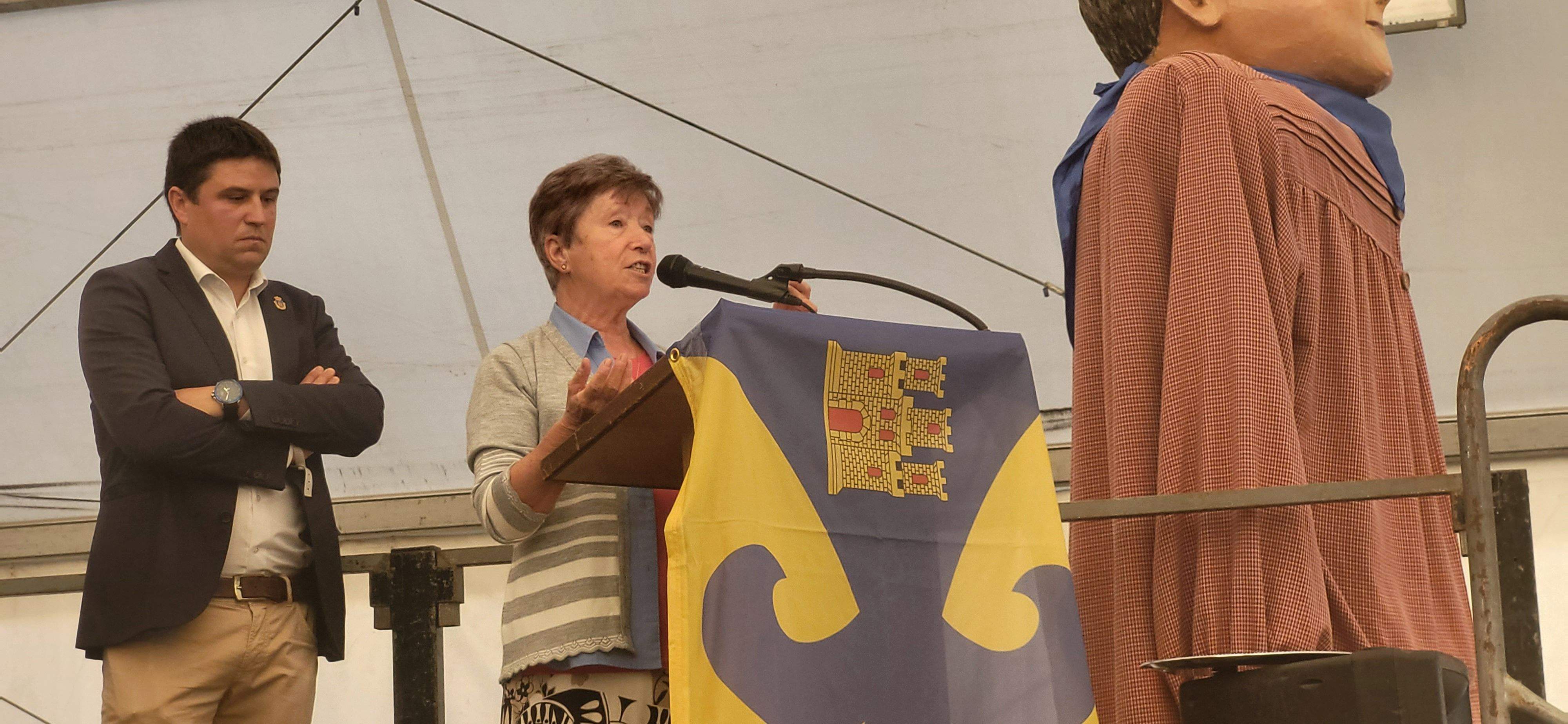 La hermana Josefina ha recogido este año la Dama de la Feria. Foto Myriam Martínez 